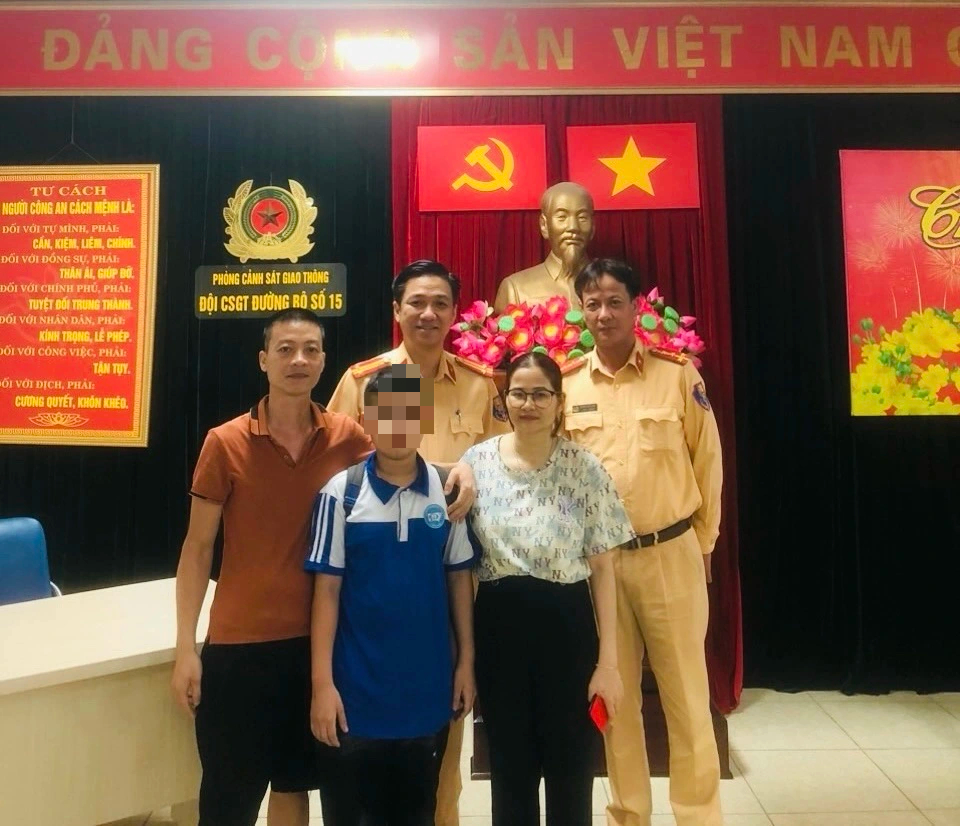 CSGT gi&uacute;p đỡ b&eacute; trai 12 tuổi đi lạc từ Vĩnh Ph&uacute;c xuống H&agrave; Nội- Ảnh 1.