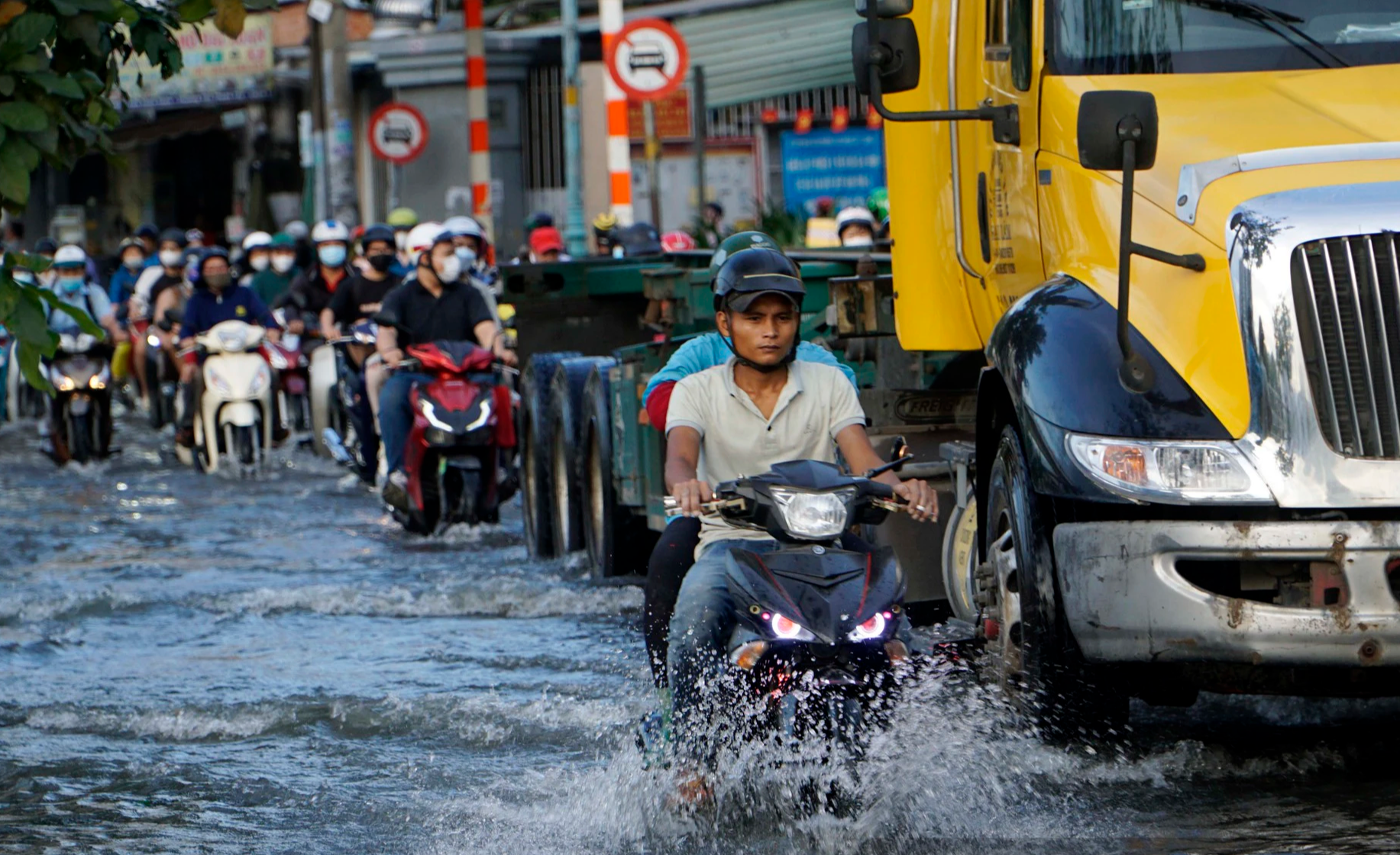 TP.HCM c&ograve;n 18 tuyến đường ngập do mưa v&agrave; triều cường- Ảnh 1.