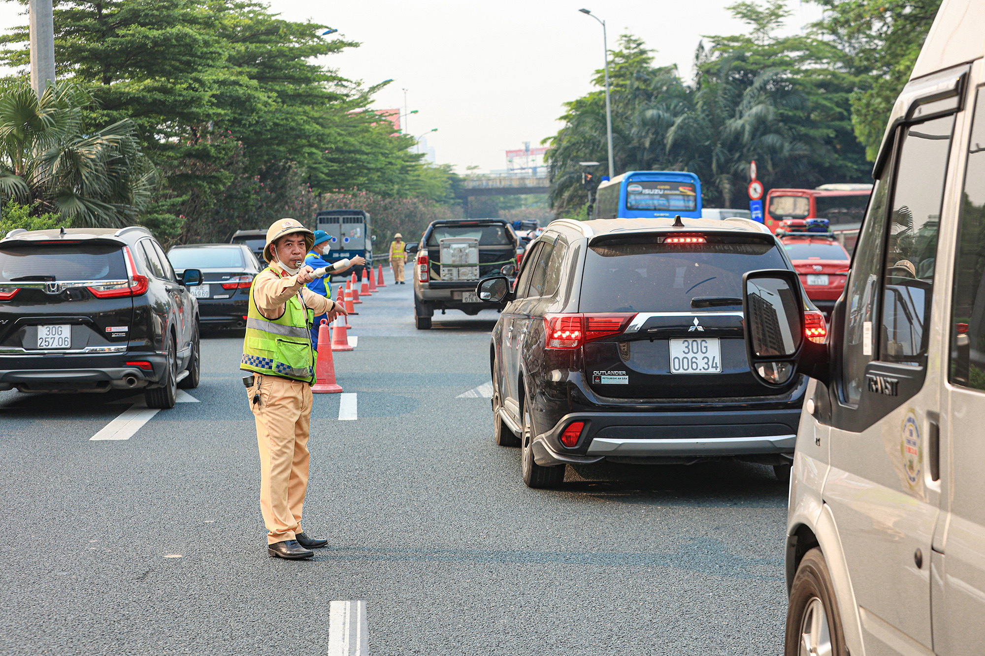 CSGT &ldquo;thức cho d&acirc;n ngủ, g&aacute;c cho d&acirc;n vui chơi&rdquo;- Ảnh 2.
