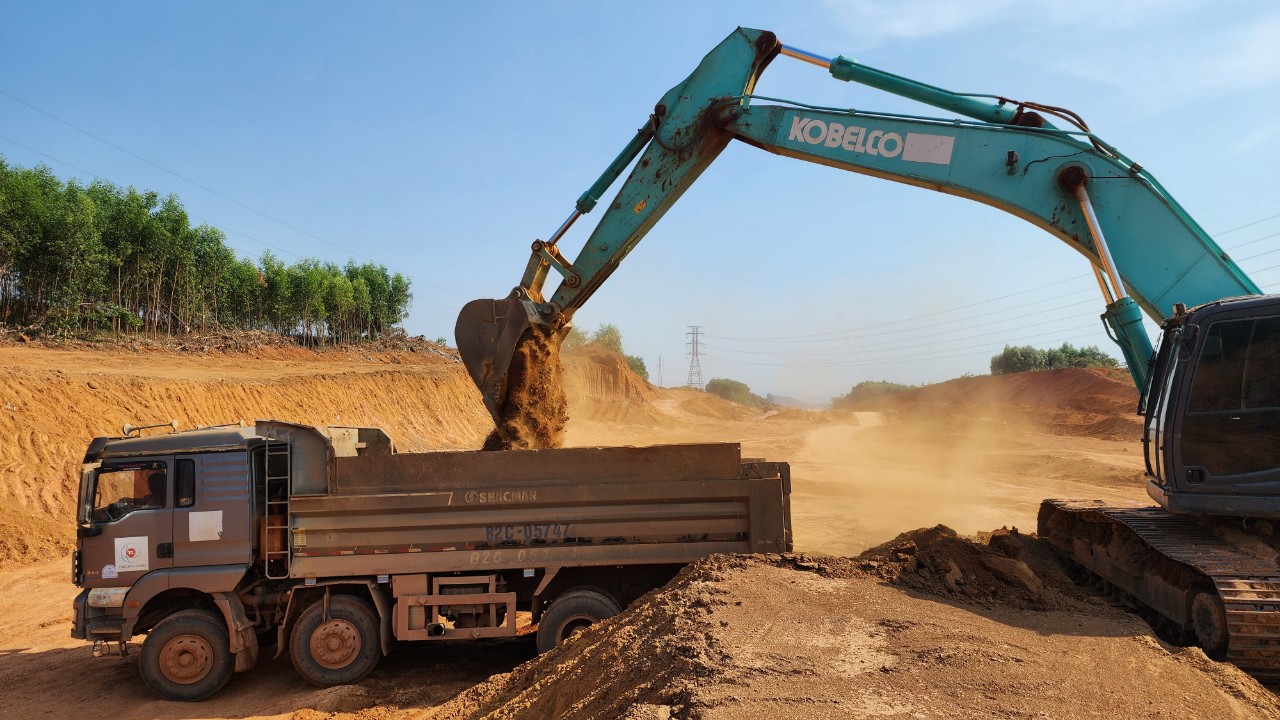 Nh&agrave; thầu cao tốc qua Quảng Ng&atilde;i mệt mỏi v&igrave; thiếu đất đắp- Ảnh 1.