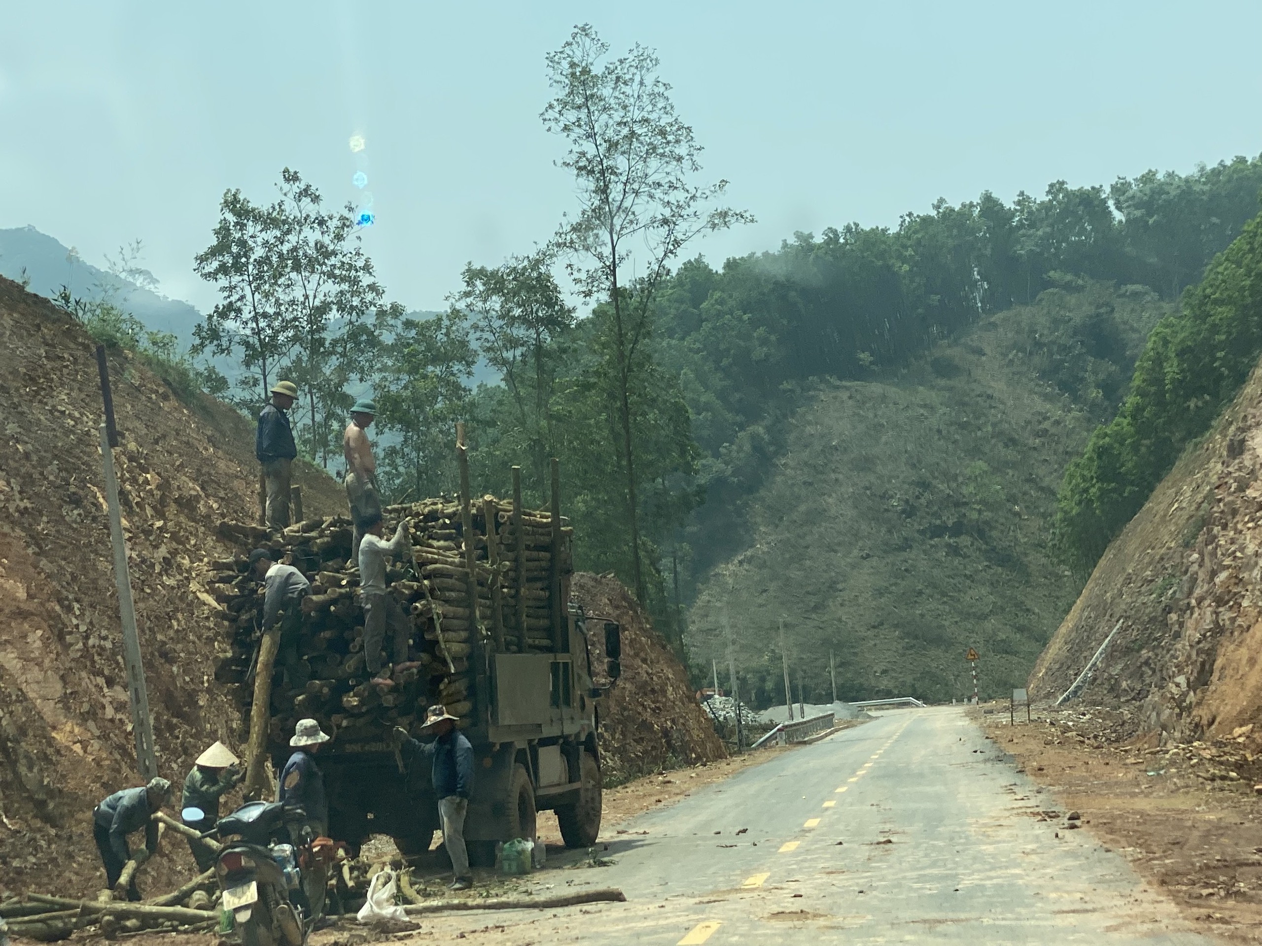 Quảng Ninh: Bất an đường trăm tỷ vừa kh&aacute;nh th&agrave;nh đ&atilde; sạt lở- Ảnh 4.