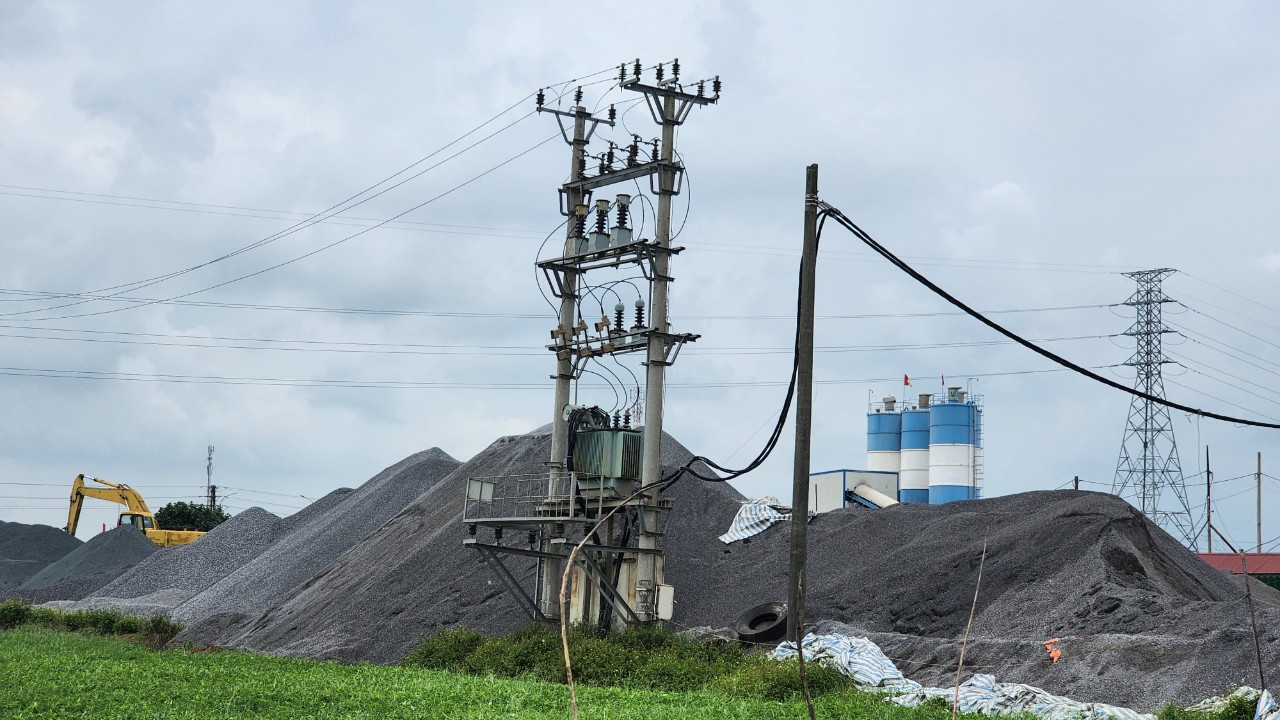 Nam Định: Trạm trộn, bến b&atilde;i tr&aacute;i ph&eacute;p bủa v&acirc;y s&ocirc;ng Ninh Cơ- Ảnh 2.