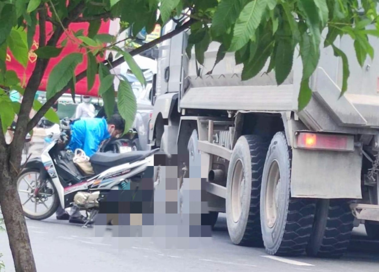 Va chạm tr&ecirc;n đường, người đ&agrave;n &ocirc;ng bị xe ben c&aacute;n đứt c&aacute;nh tay- Ảnh 1.