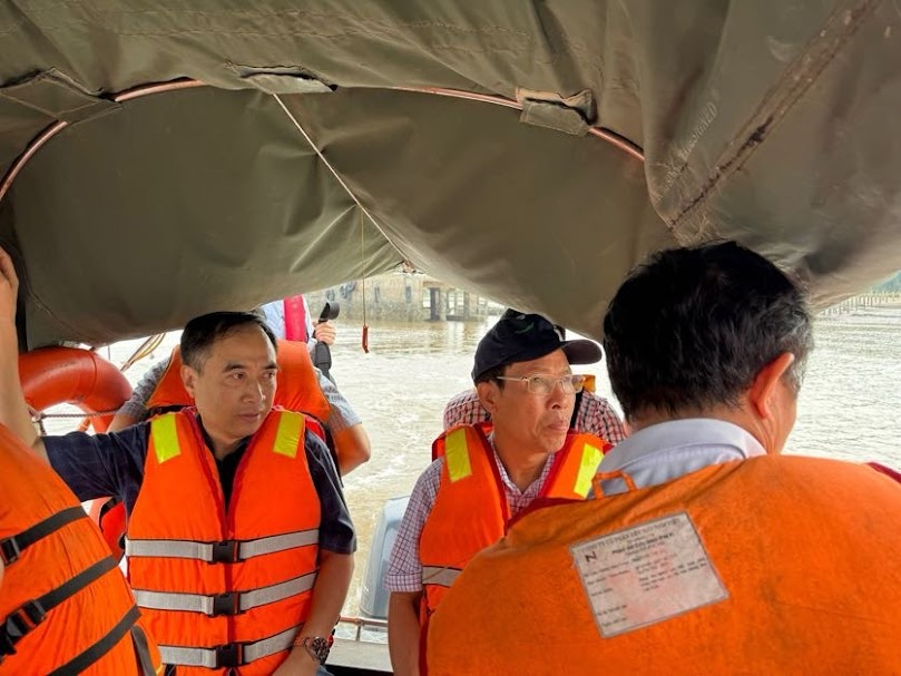 Huy động lực lượng tìm kiếm thuyền viên ca nô chìm trên luồng Hải Phòng- Ảnh 1. Huy động lực lượng tìm kiếm thuyền viên ca nô chìm trên luồng Hải Phòng- Ảnh 1.