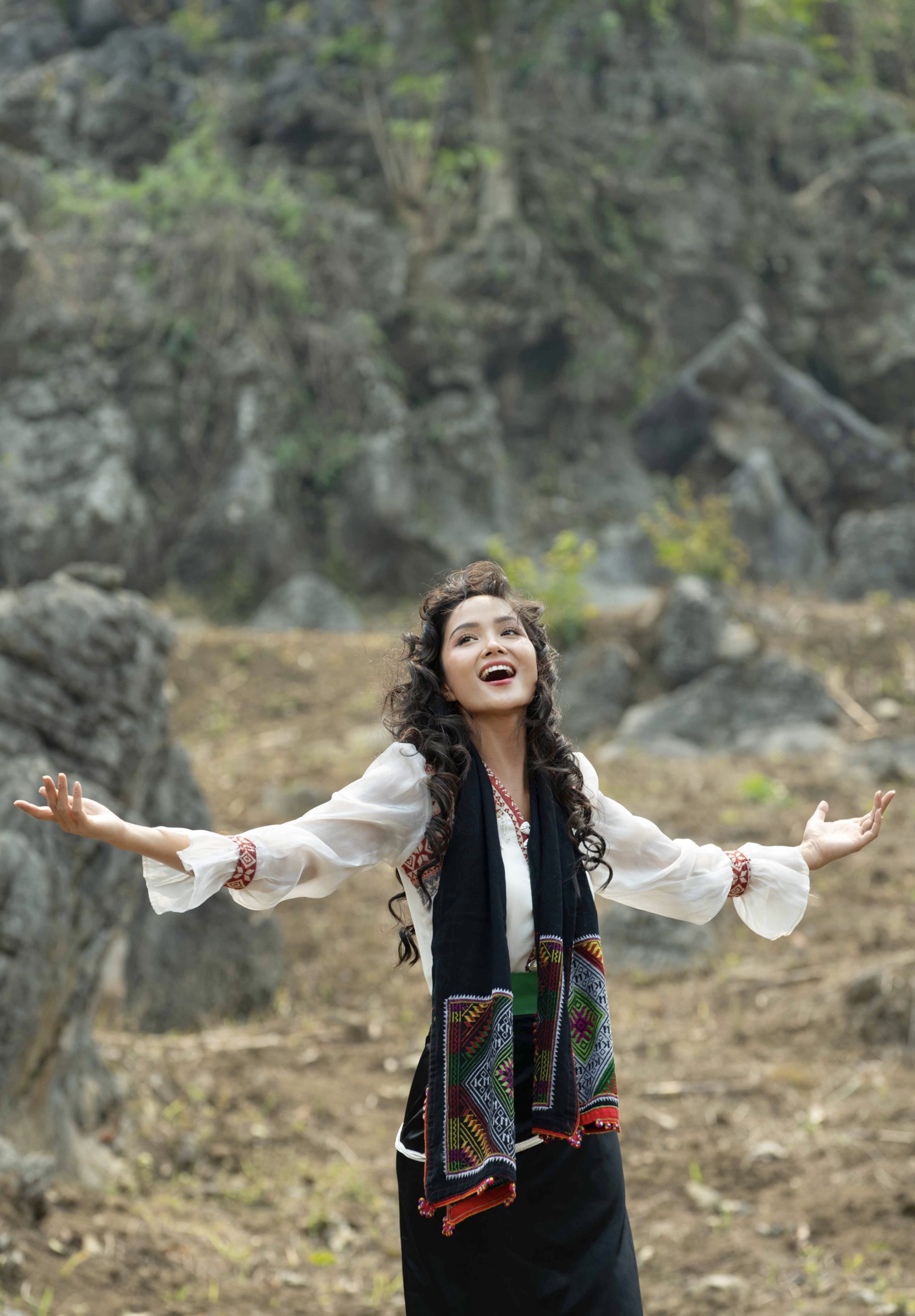 H’Hen Niê ra mắt MV ca nhạc đầu tay “Nụ cười Việt Nam”- Ảnh 1. H’Hen Niê ra mắt MV ca nhạc đầu tay “Nụ cười Việt Nam”- Ảnh 1.