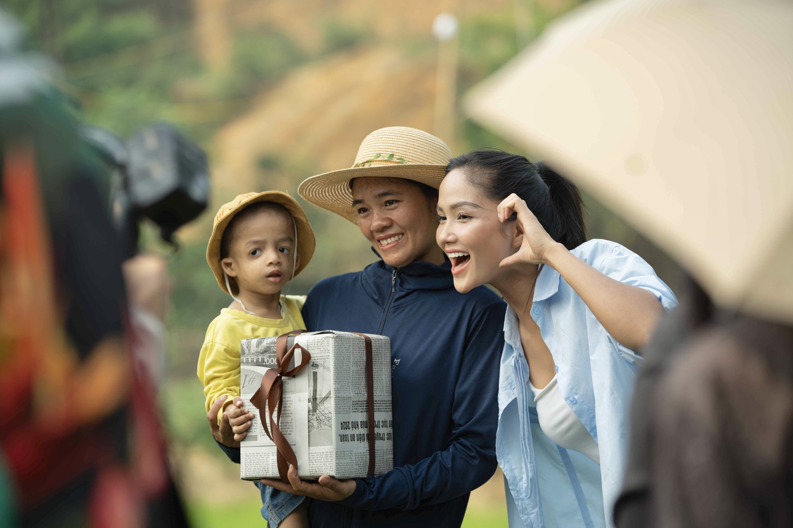 H’Hen Niê ra mắt MV ca nhạc đầu tay “Nụ cười Việt Nam”- Ảnh 4. H’Hen Niê ra mắt MV ca nhạc đầu tay “Nụ cười Việt Nam”- Ảnh 4.