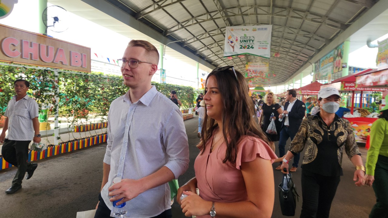 Vườn bí đao khổng lồ hút du khách tại lễ hội trái cây Nam Bộ- Ảnh 13. Vườn bí đao khổng lồ hút du khách tại lễ hội trái cây Nam Bộ- Ảnh 13.