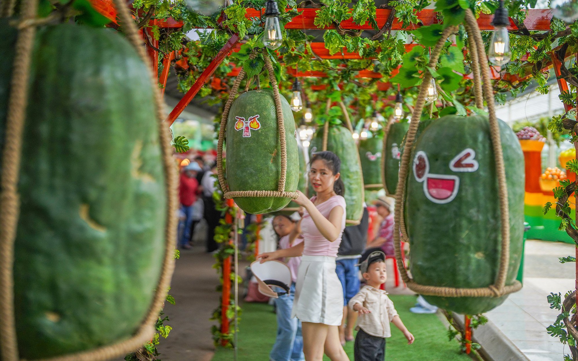 Lạc lối ở thủ phủ trái cây miền Đông Nam Bộ- Ảnh 15. Vườn bí đao khổng lồ hút du khách tại lễ hội trái cây Nam Bộ