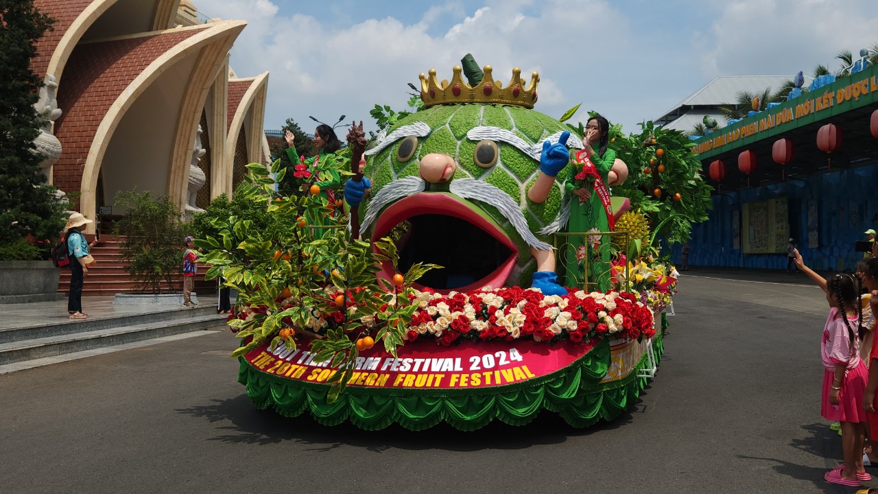 Vườn bí đao khổng lồ hút du khách tại lễ hội trái cây Nam Bộ- Ảnh 7. Vườn bí đao khổng lồ hút du khách tại lễ hội trái cây Nam Bộ- Ảnh 7.