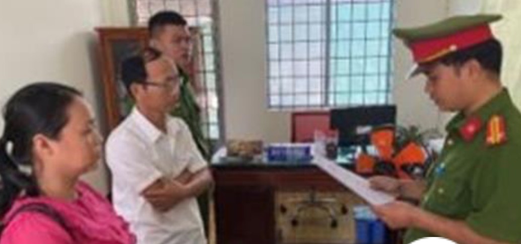 Khởi tố ba c&aacute;n bộ x&atilde; v&igrave; để xảy ra khai th&aacute;c c&aacute;t tr&aacute;i ph&eacute;p- Ảnh 2.