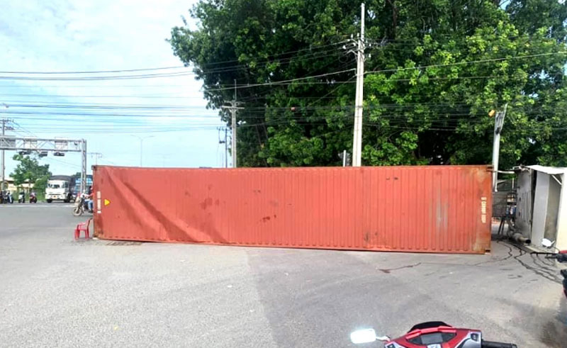 Xe đầu kéo lật chắn ngang đường Võ Nguyên Giáp sáng 10/6. Xe đầu kéo lật chắn ngang đường Võ Nguyên Giáp sáng 10/6.