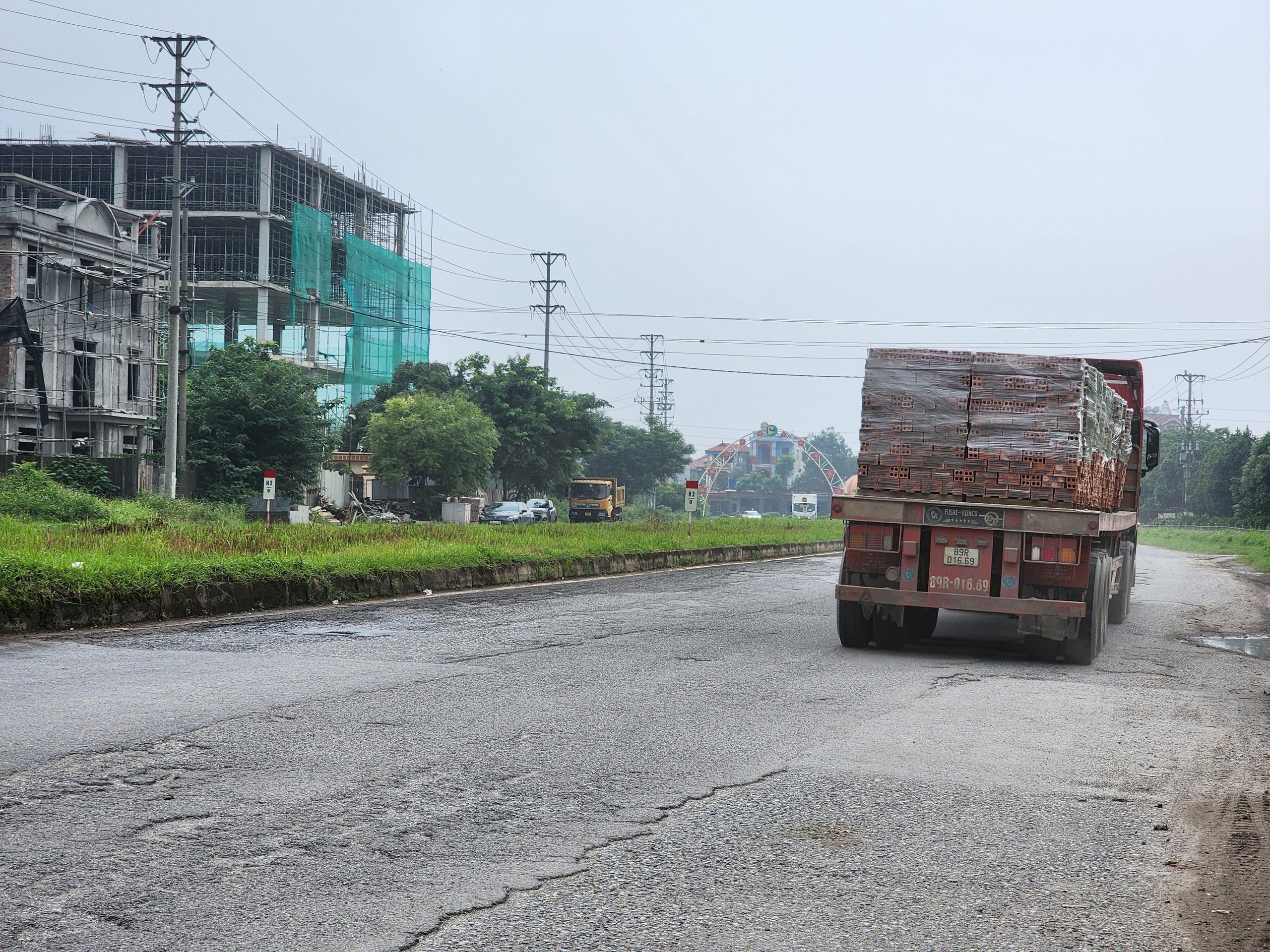 Vĩnh Ph&uacute;c: Đường l&agrave;m 11 năm chưa quyết to&aacute;n, xuống cấp nghi&ecirc;m trọng- Ảnh 2.