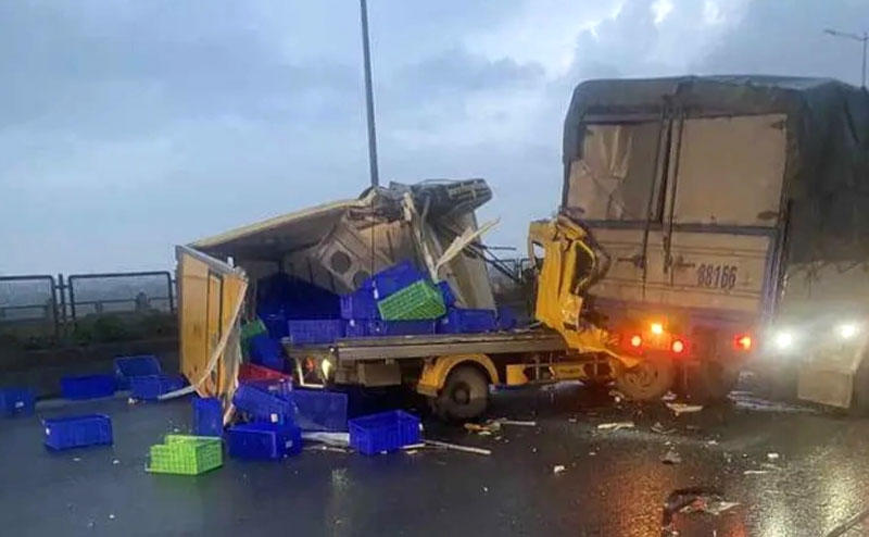 Hiện trường vụ tai nạn giữa 2 xe tải trên cầu Thanh Trì khiến đường Vành đai 3 ùn tắc kéo dài. Hiện trường vụ tai nạn giữa 2 xe tải trên cầu Thanh Trì khiến đường Vành đai 3 ùn tắc kéo dài.