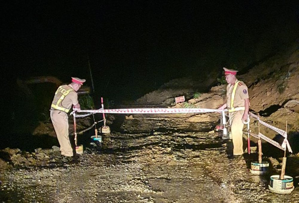 Nhiều nơi ở Hà Giang bị chia cắt do ngập lụt, sạt lở- Ảnh 4. Nhiều nơi ở Hà Giang bị chia cắt do ngập lụt, sạt lở- Ảnh 4.