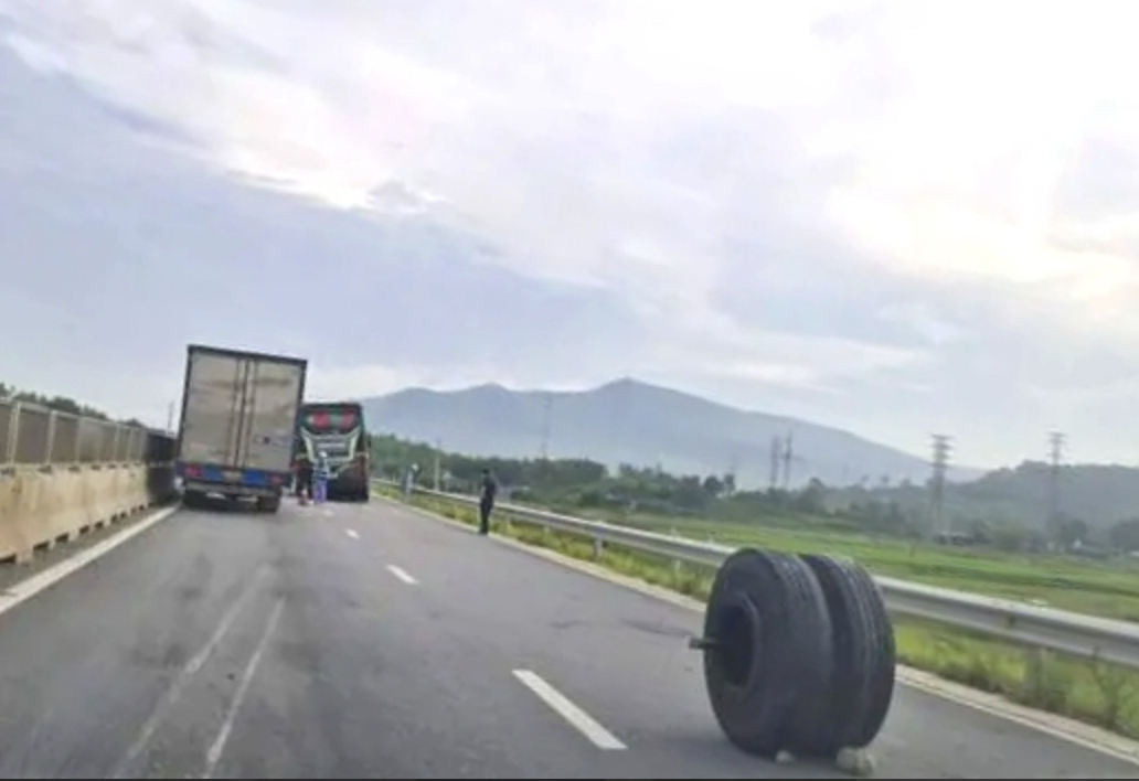 Xe khách đang chạy trên cao tốc bất ngờ rơi 2 bánh xe- Ảnh 1. Xe khách đang chạy trên cao tốc bất ngờ rơi 2 bánh xe- Ảnh 1.