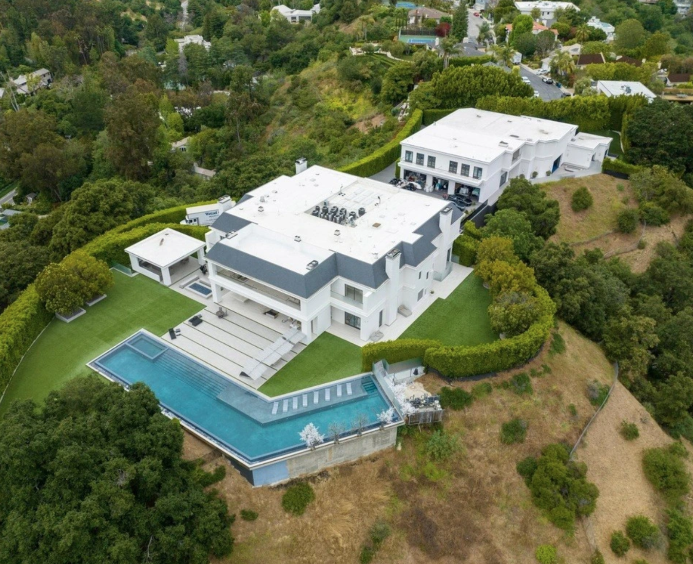 Jennifer Lopez đeo nhẫn cưới "xua tan" tin đồn ly hôn Ben Affleck- Ảnh 2. Jennifer Lopez đeo nhẫn cưới "xua tan" tin đồn ly hôn Ben Affleck- Ảnh 2.