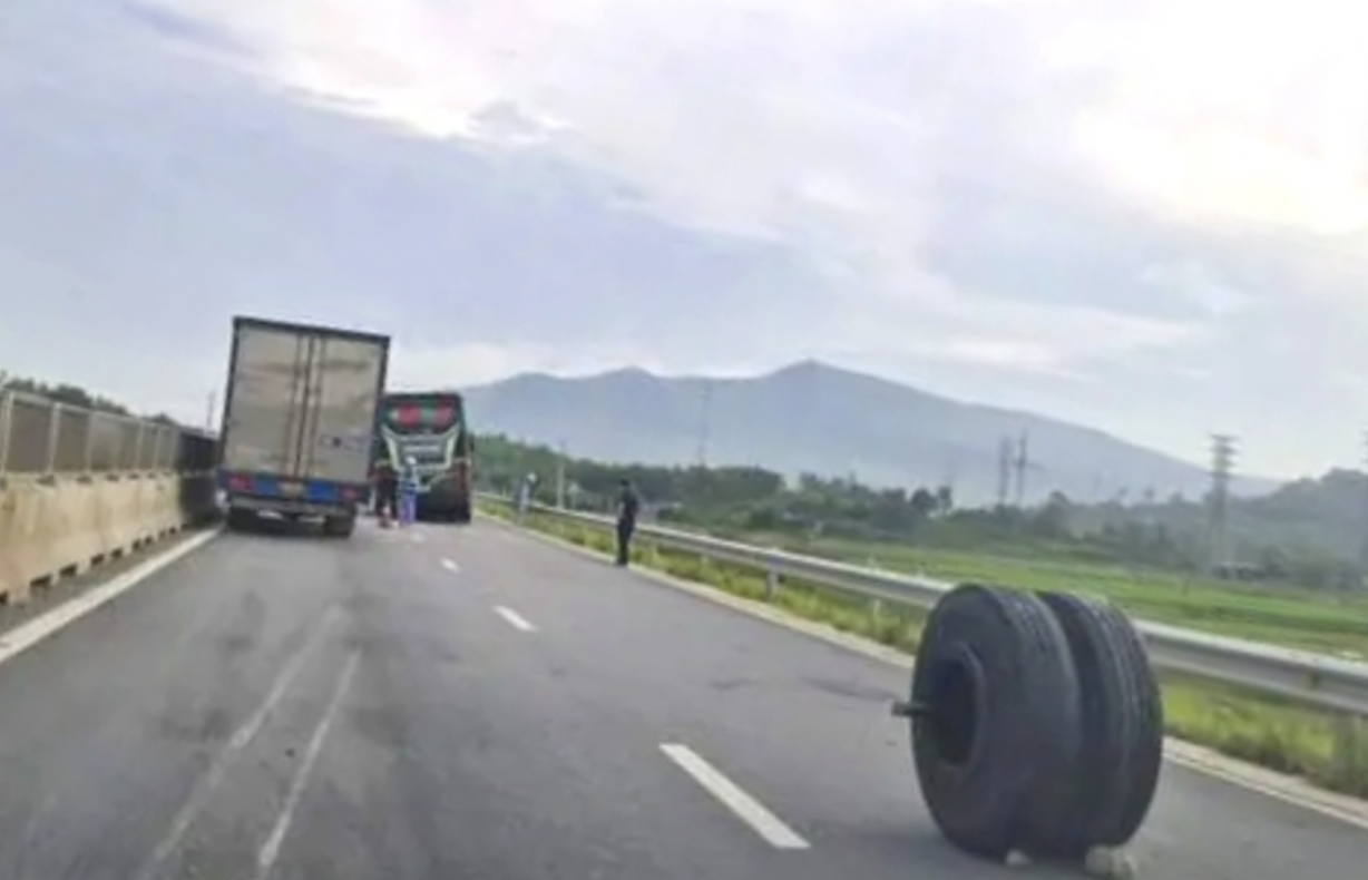 Chuyên gia nêu nguyên nhân xe khách đang chạy bất ngờ rụng bánh- Ảnh 1.