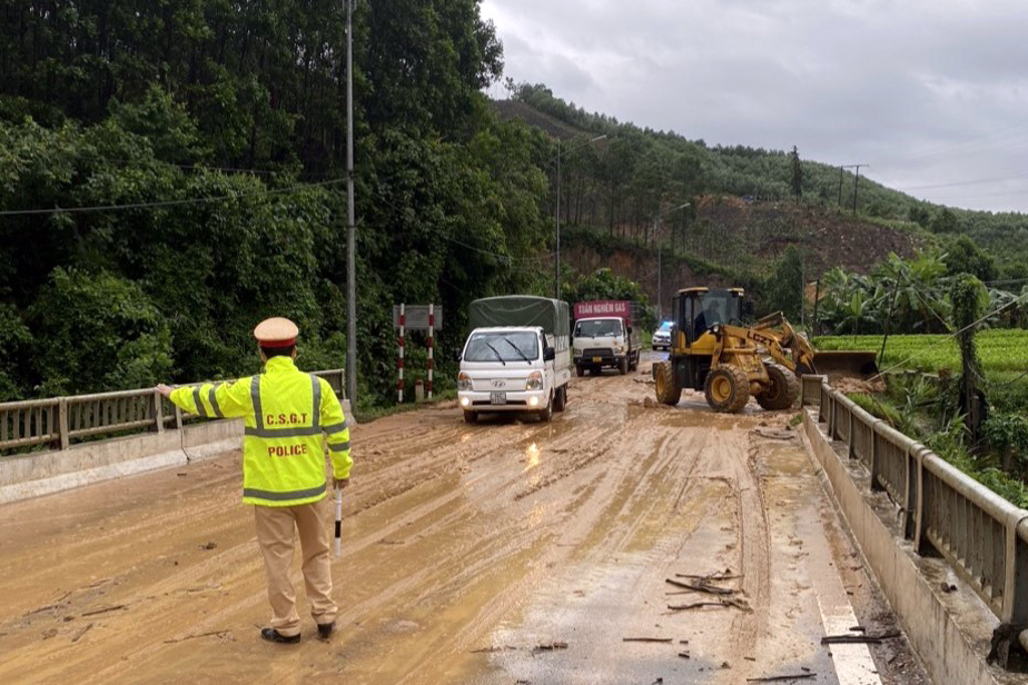 CSGT d&ugrave;ng xe chuy&ecirc;n dụng chở kh&aacute;ch T&acirc;y, người d&acirc;n bị kẹt trong lũ lụt- Ảnh 7.
