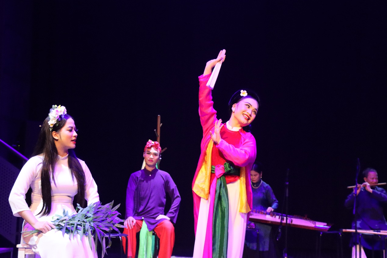 "Như hạt mưa sa" nhận nhiều lời khen tại Liên hoan Sân khấu- Ảnh 1. "Như hạt mưa sa" nhận nhiều lời khen tại Liên hoan Sân khấu- Ảnh 1.