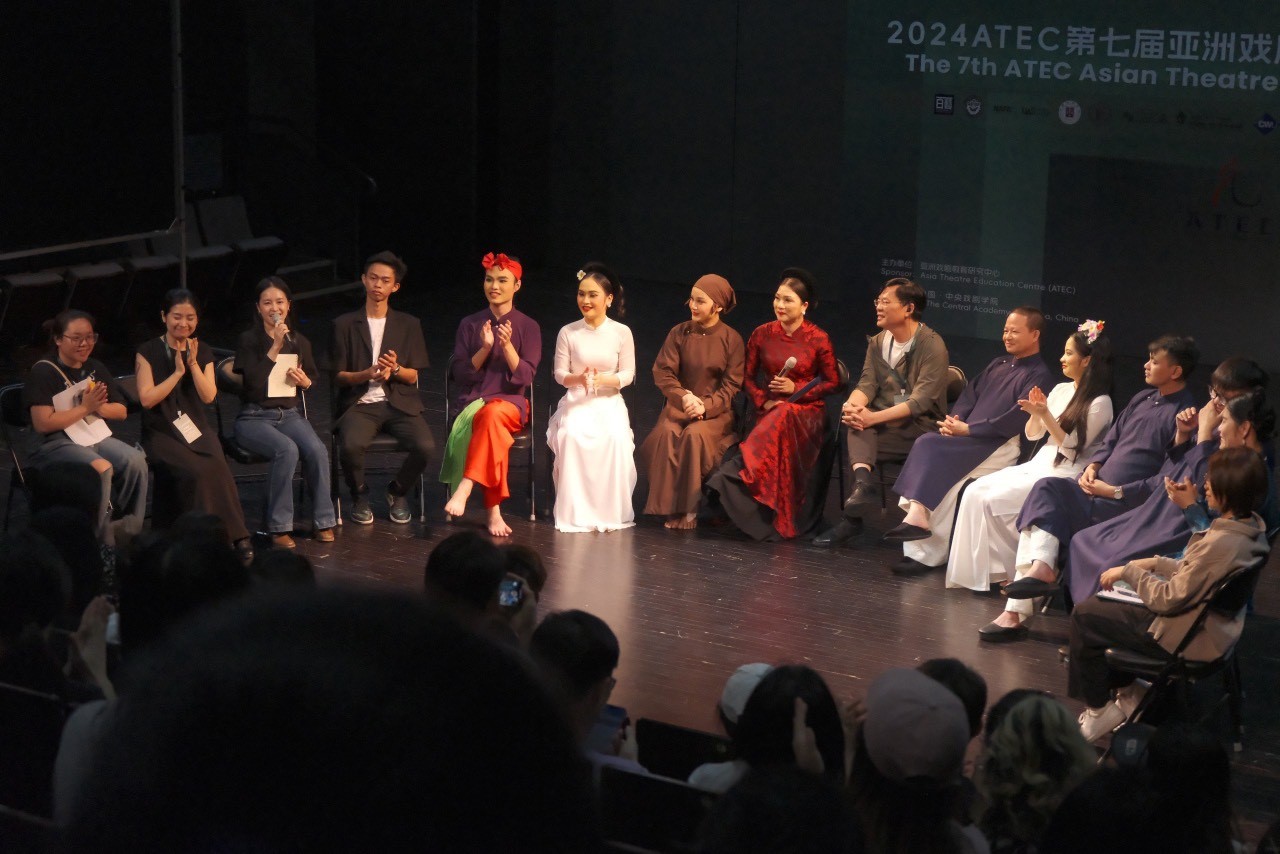 "Như hạt mưa sa" nhận nhiều lời khen tại Liên hoan Sân khấu- Ảnh 6. "Như hạt mưa sa" nhận nhiều lời khen tại Liên hoan Sân khấu- Ảnh 6.