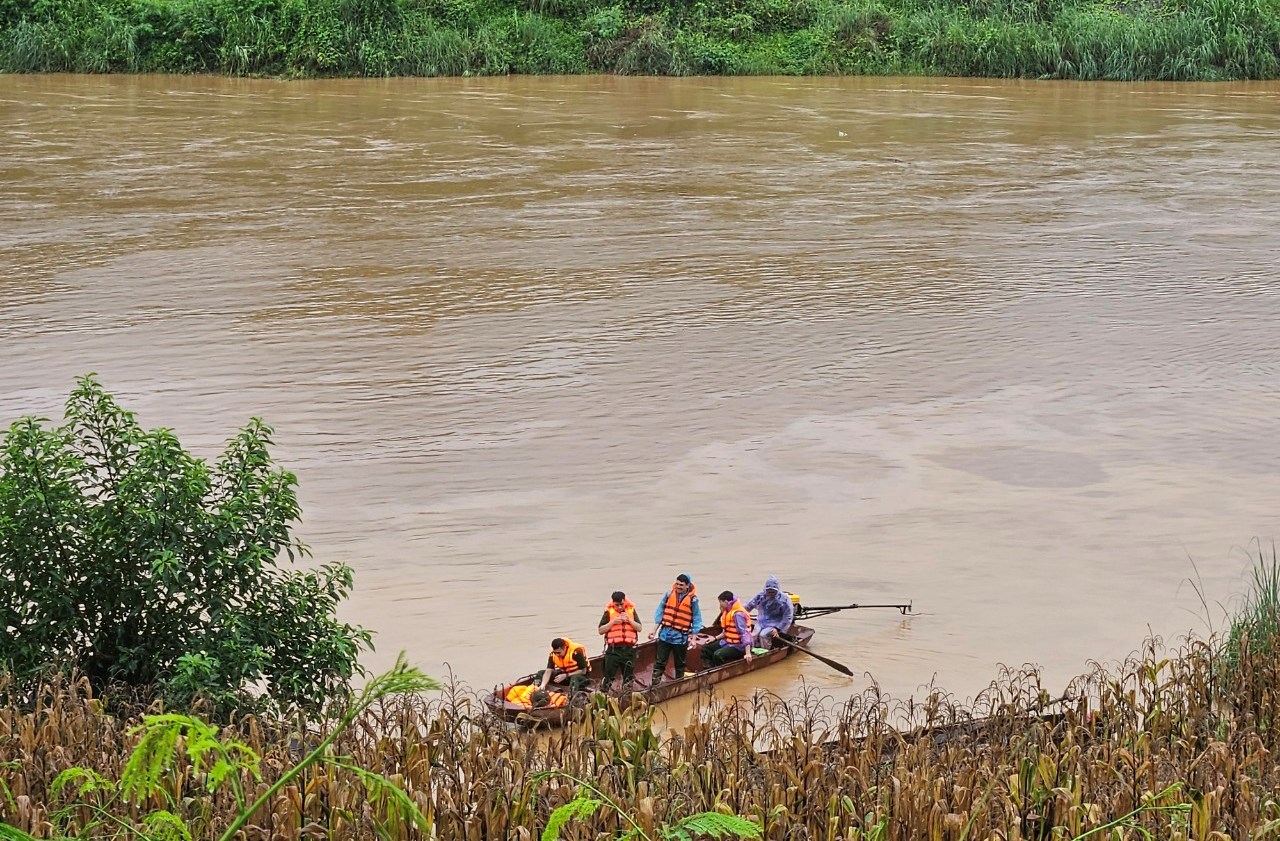 T&igrave;m thấy thi thể b&eacute; trai vụ hai mẹ con bị lũ ống cuốn tr&ocirc;i ở L&agrave;o Cai- Ảnh 1.
