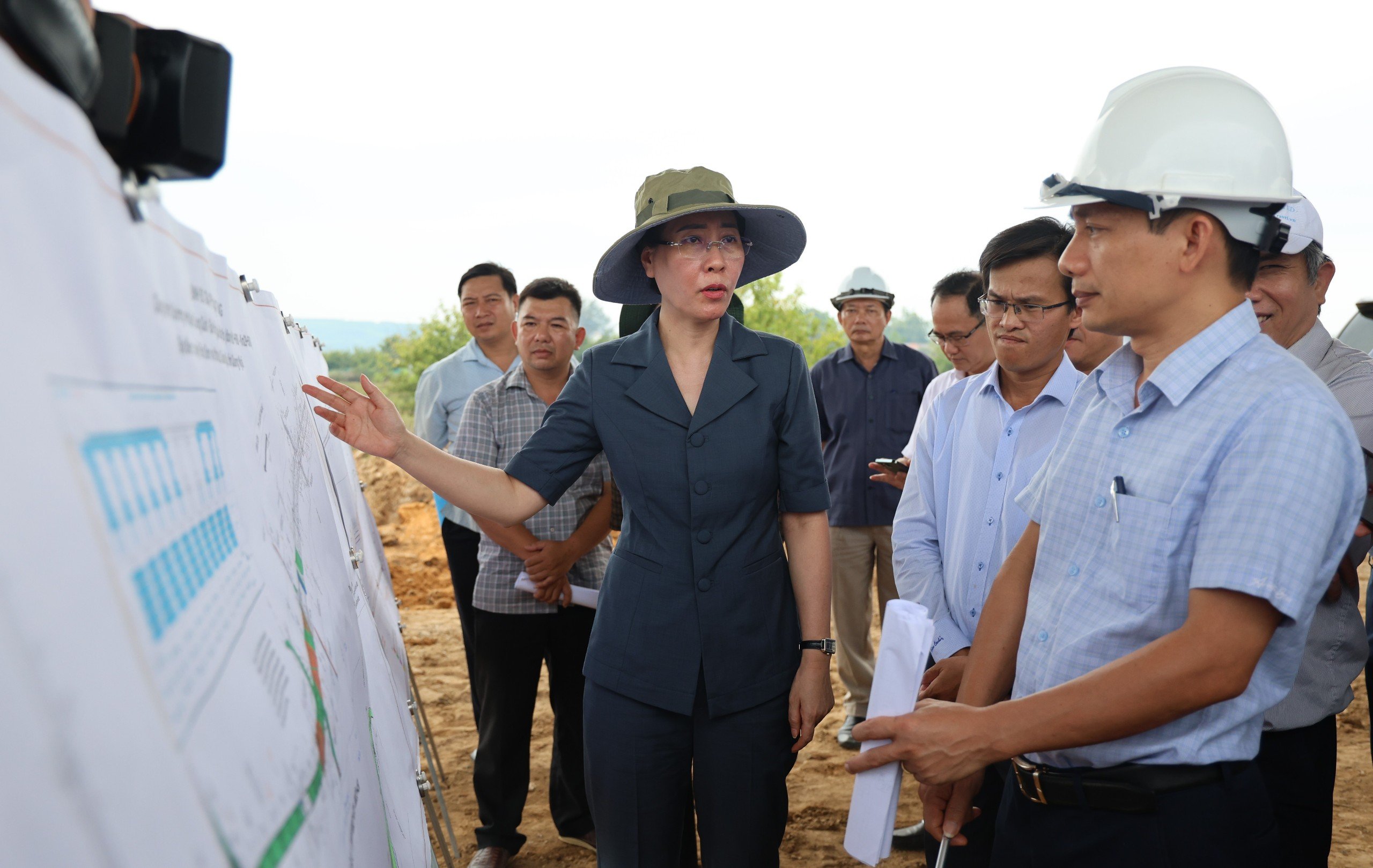 Dự &aacute;n đường ven biển 2.000 tỷ ngổn ngang v&igrave; vướng mặt bằng- Ảnh 5.