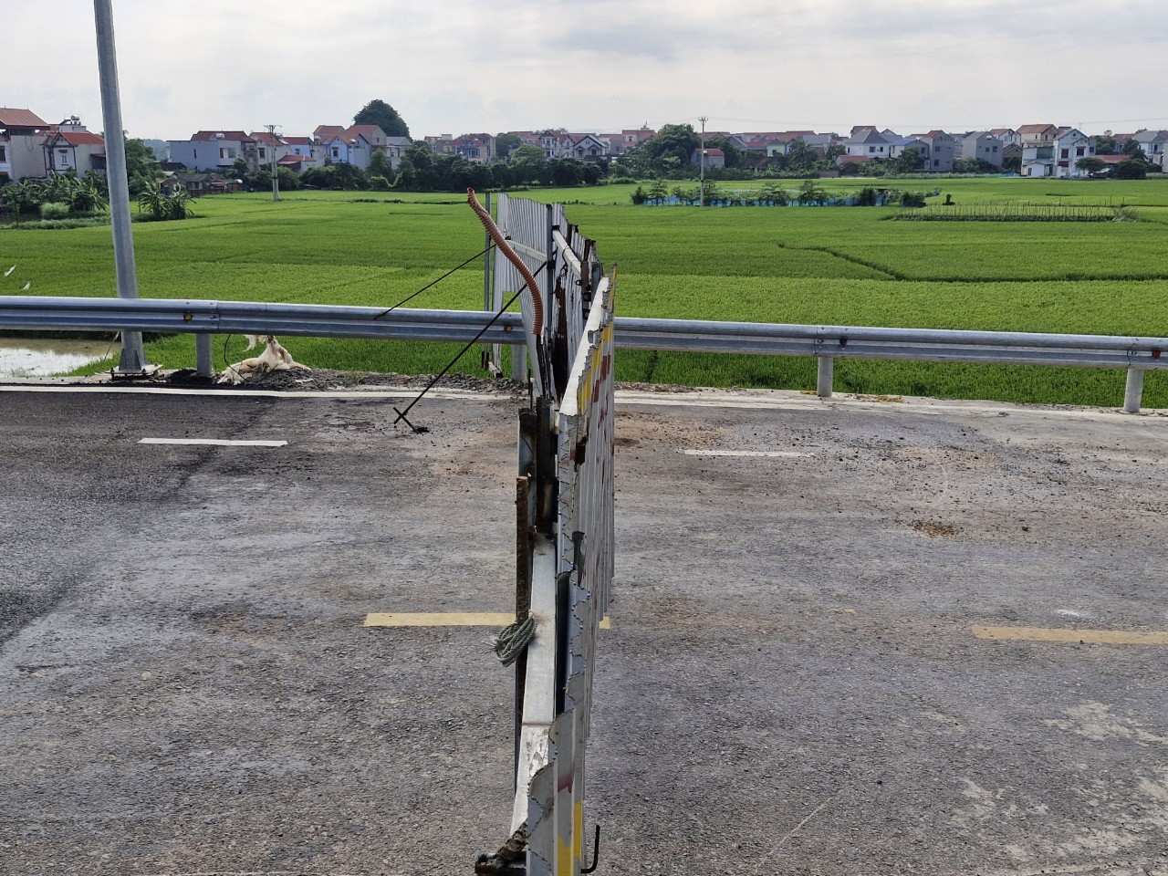 Ho&agrave;n th&agrave;nh gần 1 năm, v&igrave; sao cầu H&agrave; Bắc 2 nối Bắc Giang - Bắc Ninh vẫn bị r&agrave;o chắn?- Ảnh 5.