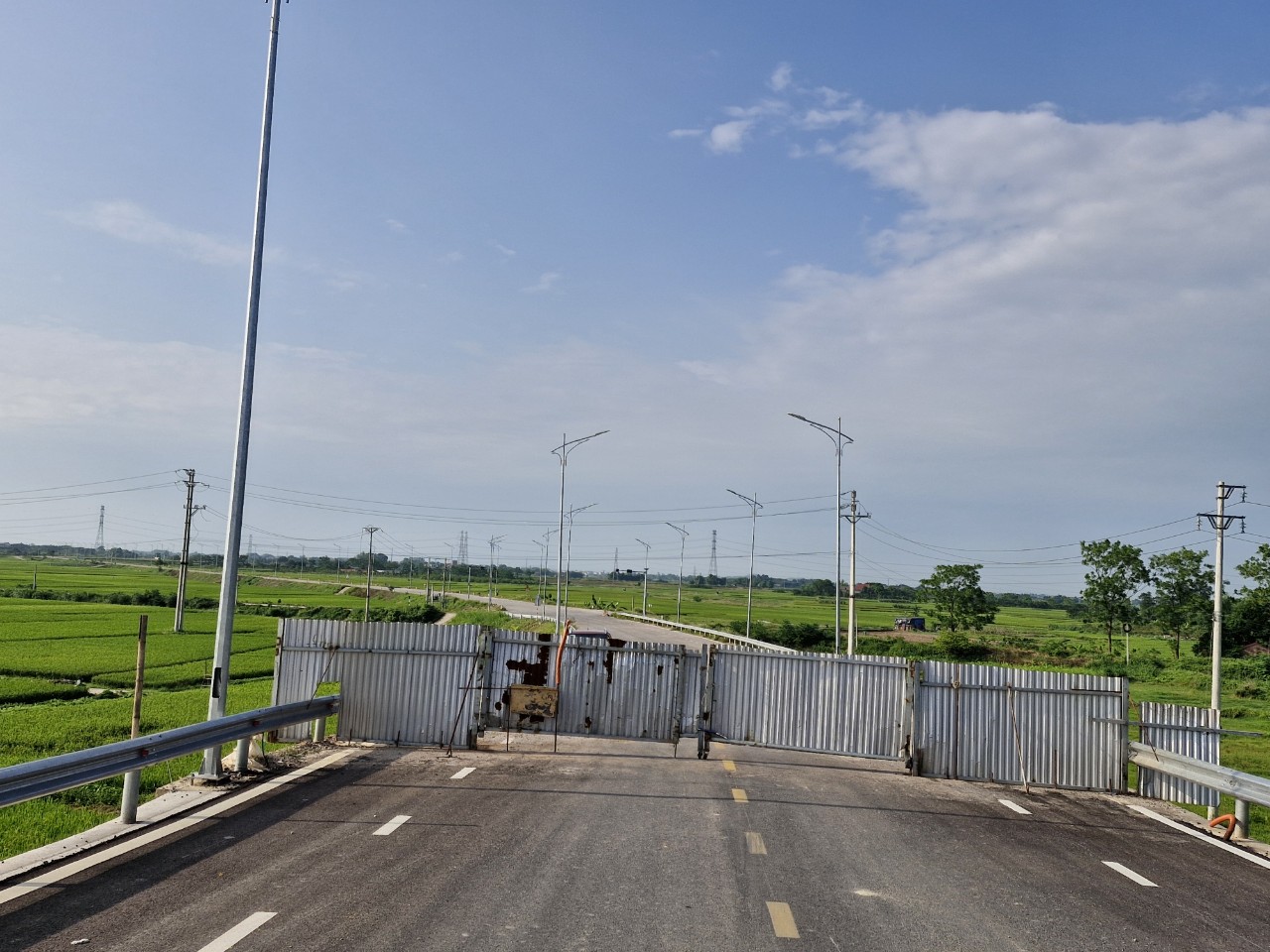 Ho&agrave;n th&agrave;nh gần 1 năm, v&igrave; sao cầu H&agrave; Bắc 2 nối Bắc Giang - Bắc Ninh vẫn bị r&agrave;o chắn?- Ảnh 4.