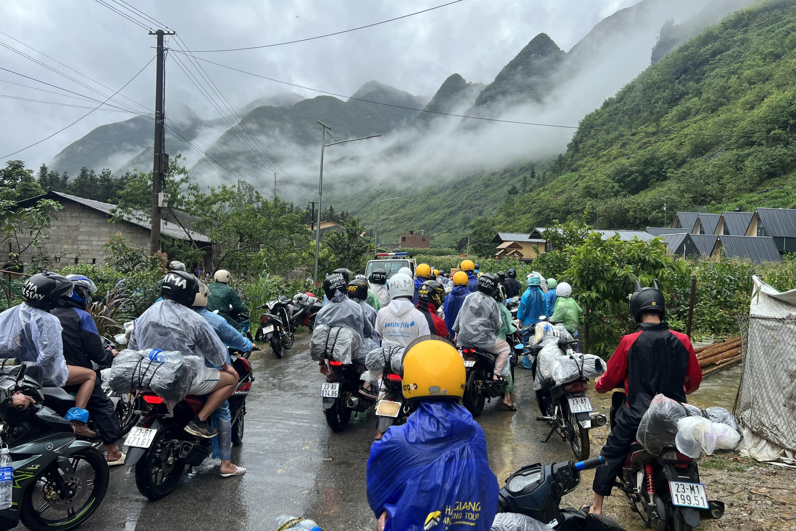 CSGT d&ugrave;ng xe chuy&ecirc;n dụng chở kh&aacute;ch T&acirc;y, người d&acirc;n bị kẹt trong lũ lụt- Ảnh 2.