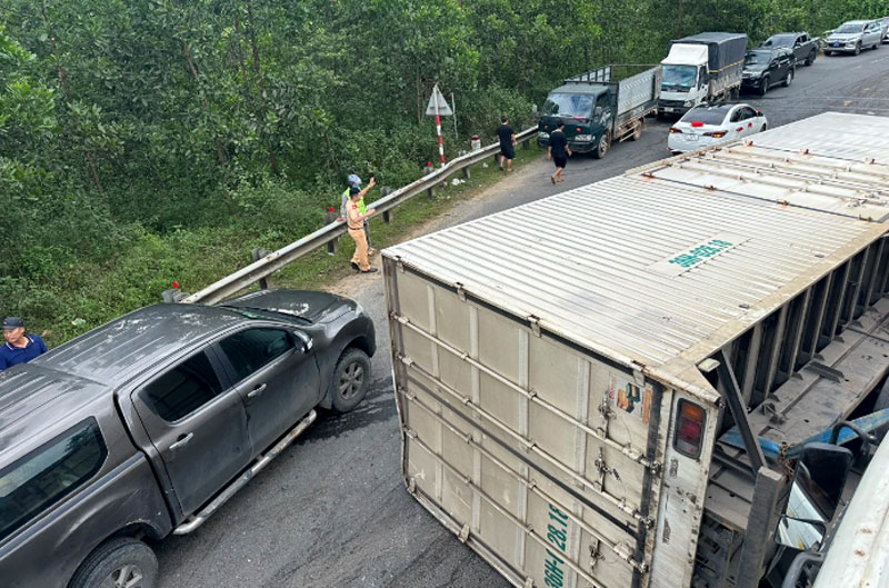 Hiện trường vụ lật xe tải trên đường Hồ Chí Minh. Hiện trường vụ lật xe tải trên đường Hồ Chí Minh.