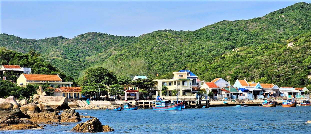 Nhịp sống ở l&agrave;ng ch&agrave;i trăm năm tuổi chưa kết nối đường bộ- Ảnh 1.