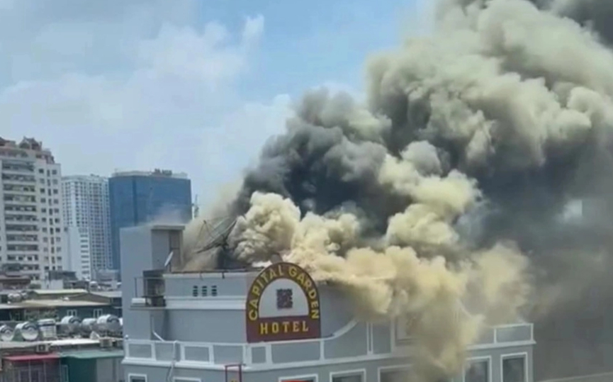 Ch&aacute;y kh&aacute;ch sạn Capital Garden Hotel ở H&agrave; Nội, kh&oacute;i đen bốc cao h&agrave;ng trăm m&eacute;t- Ảnh 1.