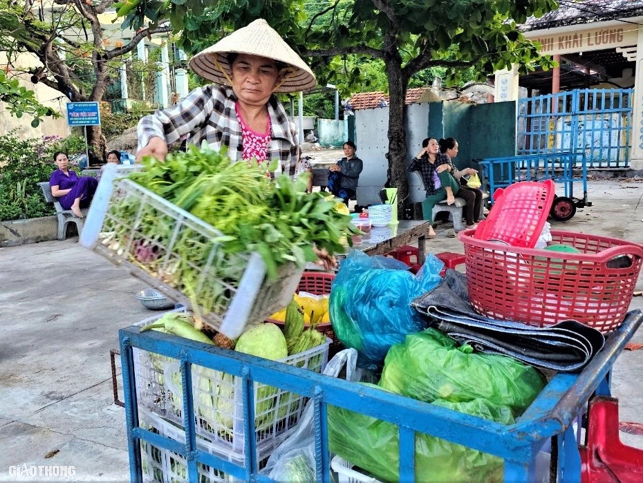 Nhịp sống ở l&agrave;ng ch&agrave;i trăm năm tuổi chưa kết nối đường bộ- Ảnh 7.