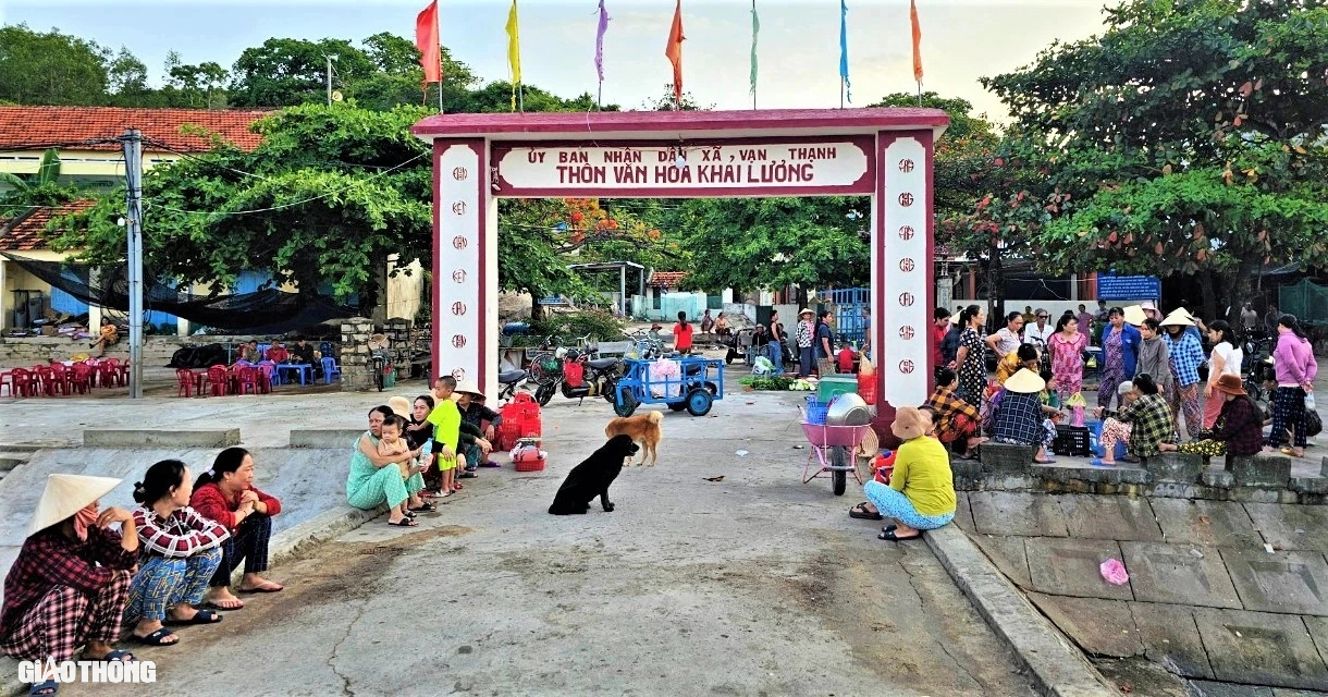 Nhịp sống ở l&agrave;ng ch&agrave;i trăm năm tuổi chưa kết nối đường bộ- Ảnh 2.