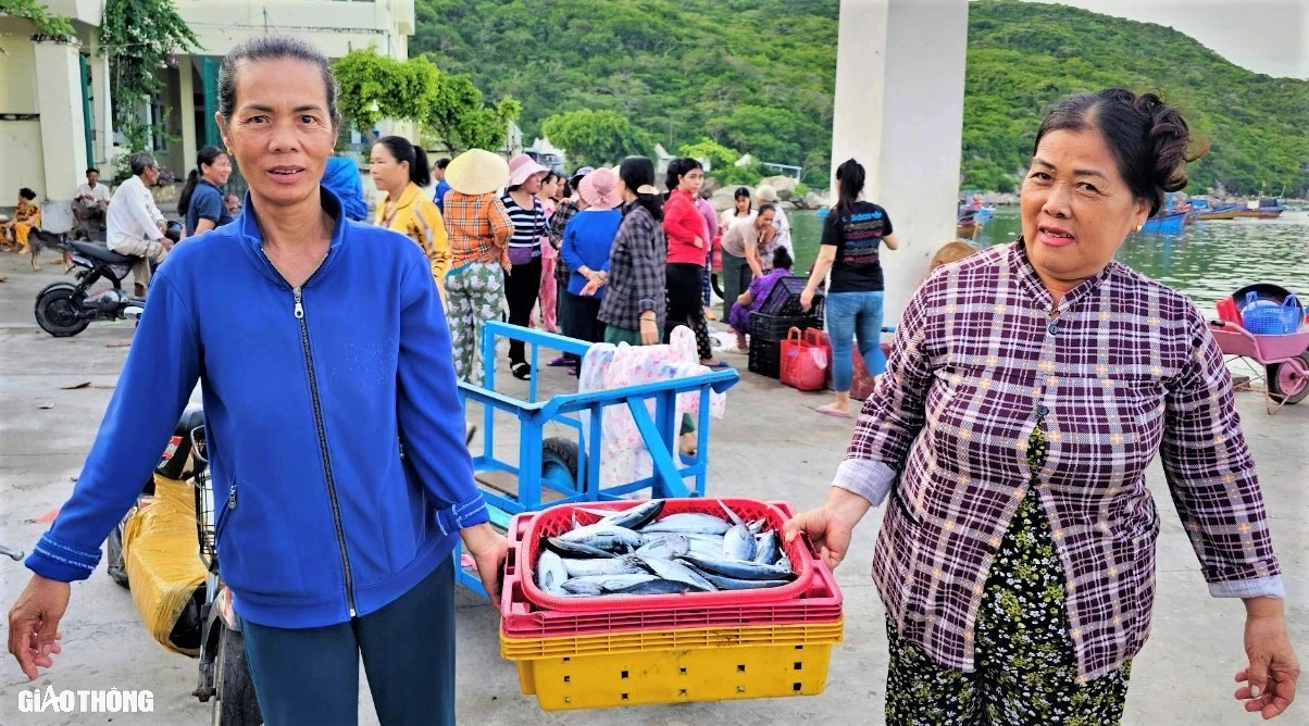 Nhịp sống ở l&agrave;ng ch&agrave;i trăm năm tuổi chưa kết nối đường bộ- Ảnh 4.