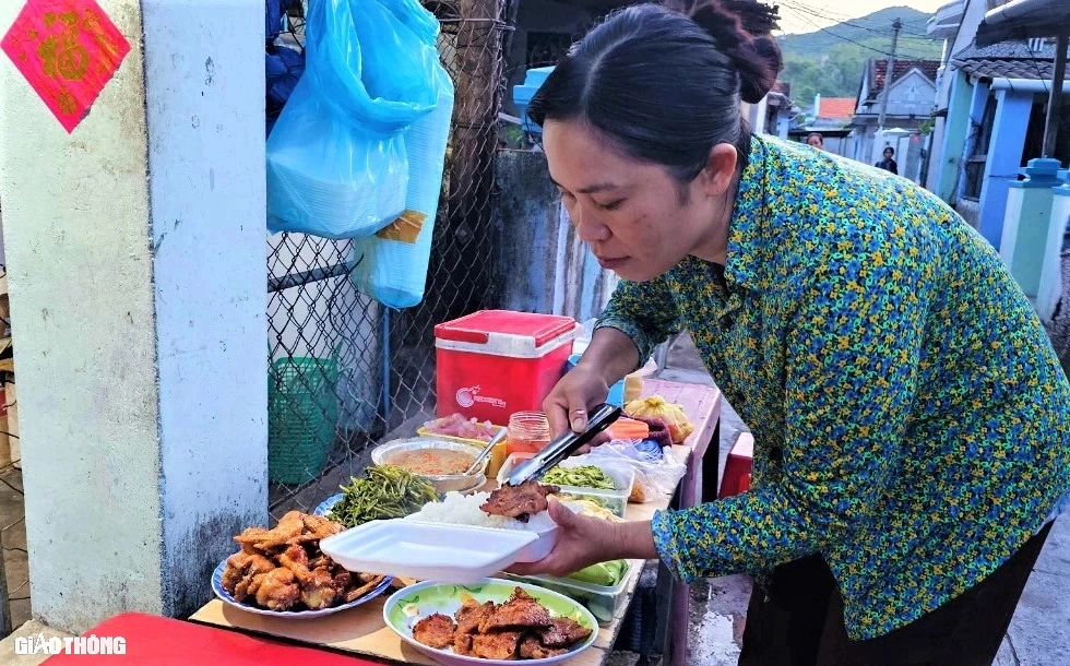 Nhịp sống ở l&agrave;ng ch&agrave;i trăm năm tuổi chưa kết nối đường bộ- Ảnh 5.