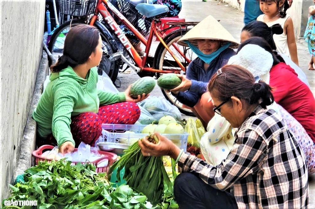 Nhịp sống ở l&agrave;ng ch&agrave;i trăm năm tuổi chưa kết nối đường bộ- Ảnh 6.