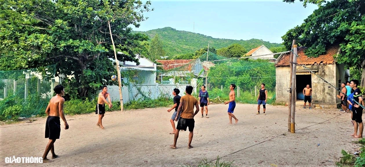 Nhịp sống ở l&agrave;ng ch&agrave;i trăm năm tuổi chưa kết nối đường bộ- Ảnh 9.