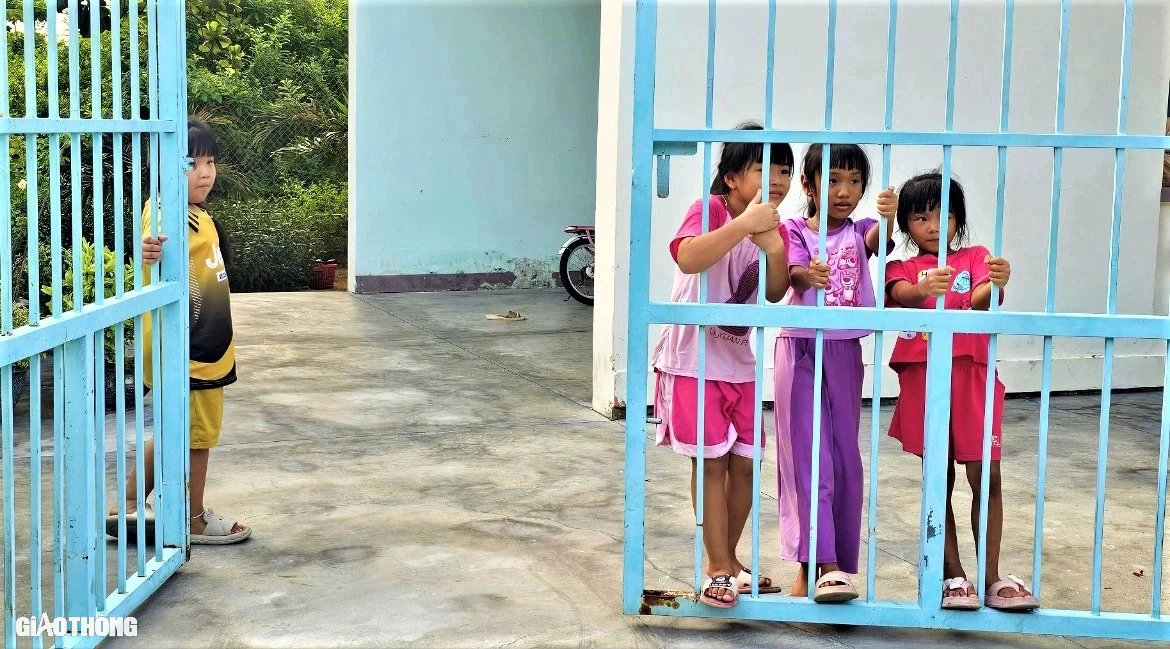 Nhịp sống ở l&agrave;ng ch&agrave;i trăm năm tuổi chưa kết nối đường bộ- Ảnh 10.