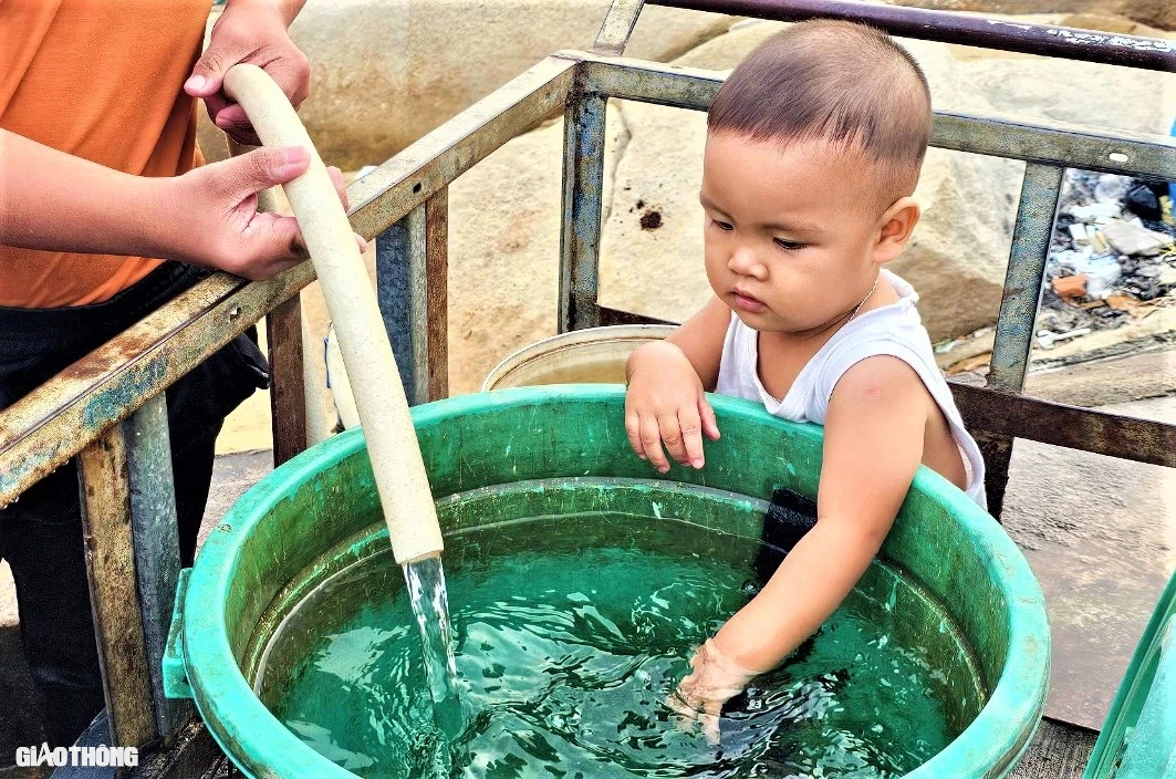 Nhịp sống ở l&agrave;ng ch&agrave;i trăm năm tuổi chưa kết nối đường bộ- Ảnh 12.