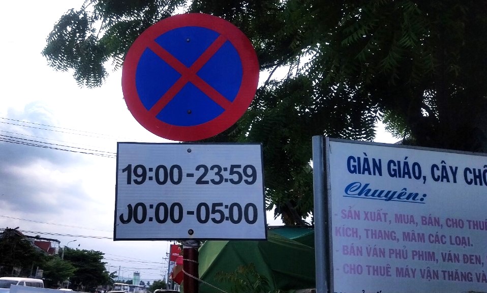 Thay biển b&aacute;o g&acirc;y rối mắt t&agrave;i xế ở Ninh Thuận- Ảnh 1.