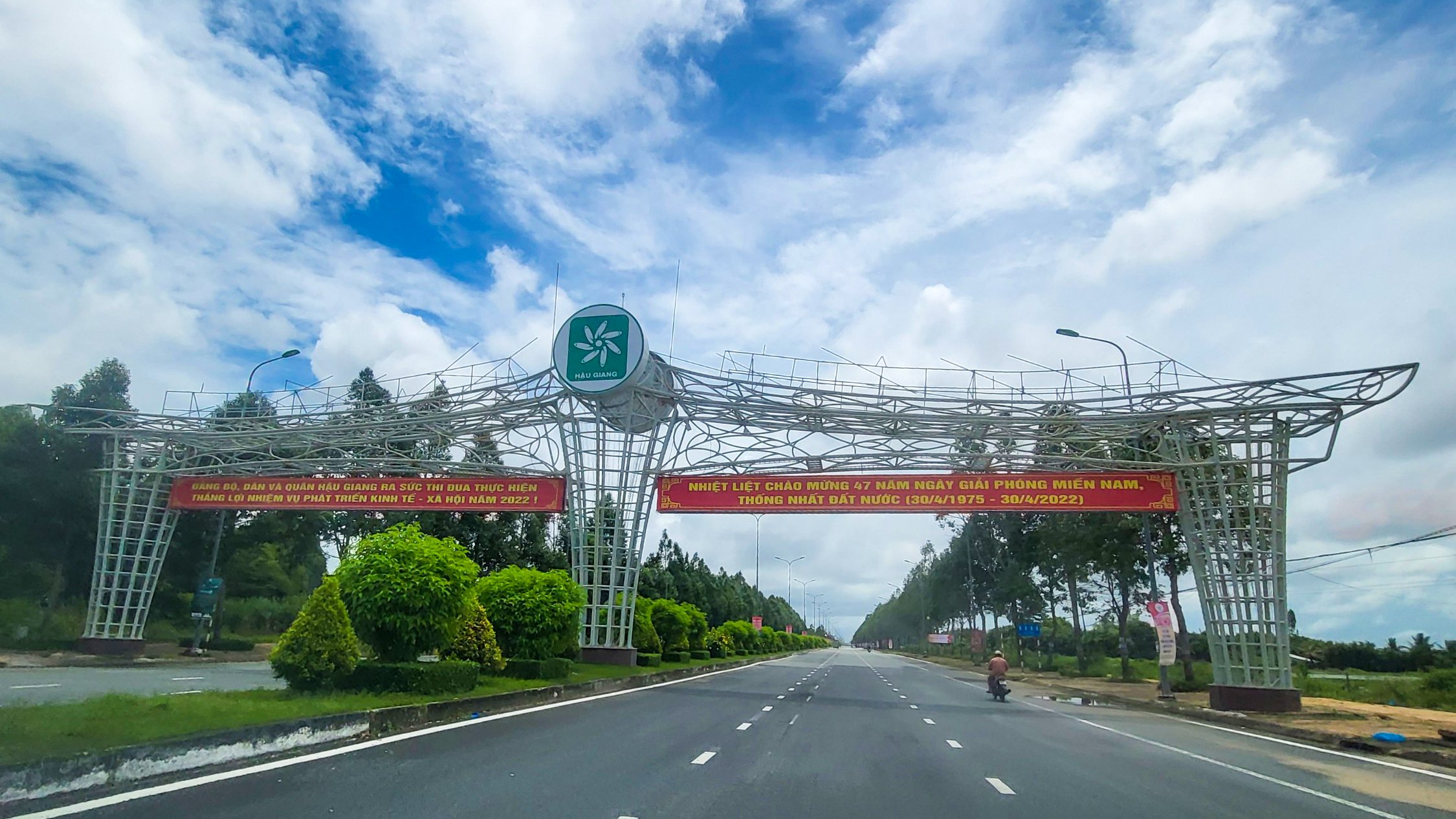 C&ocirc;ng an Hậu Giang xử l&yacute; hai thanh ni&ecirc;n ti&ecirc;u x&agrave;i hết tiền, giả bị cướp- Ảnh 1.