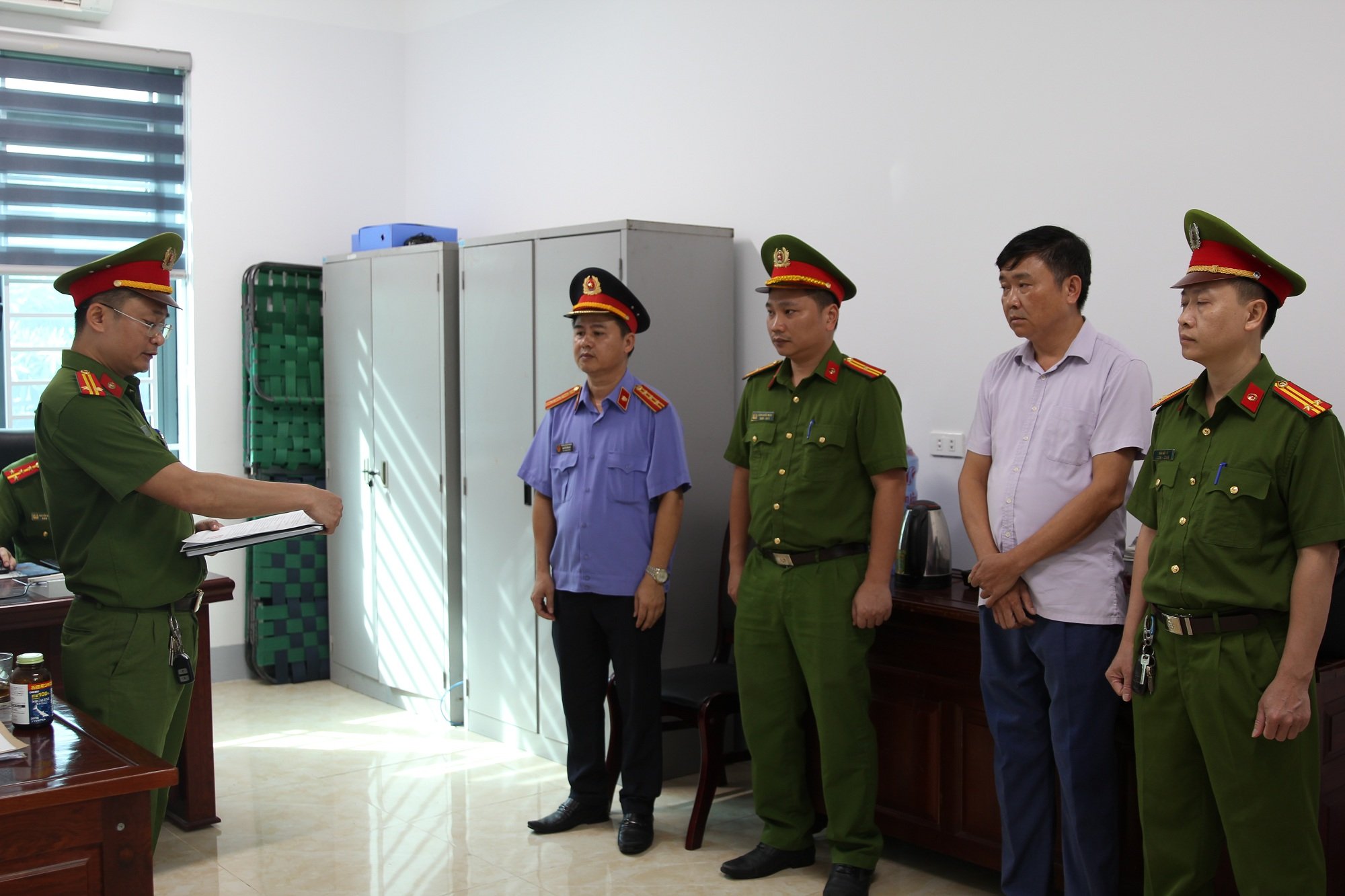 Vụ bắt chủ tịch thị x&atilde; Cửa L&ograve;: Th&ecirc;m 3 c&aacute;n bộ bị khởi tố- Ảnh 1.