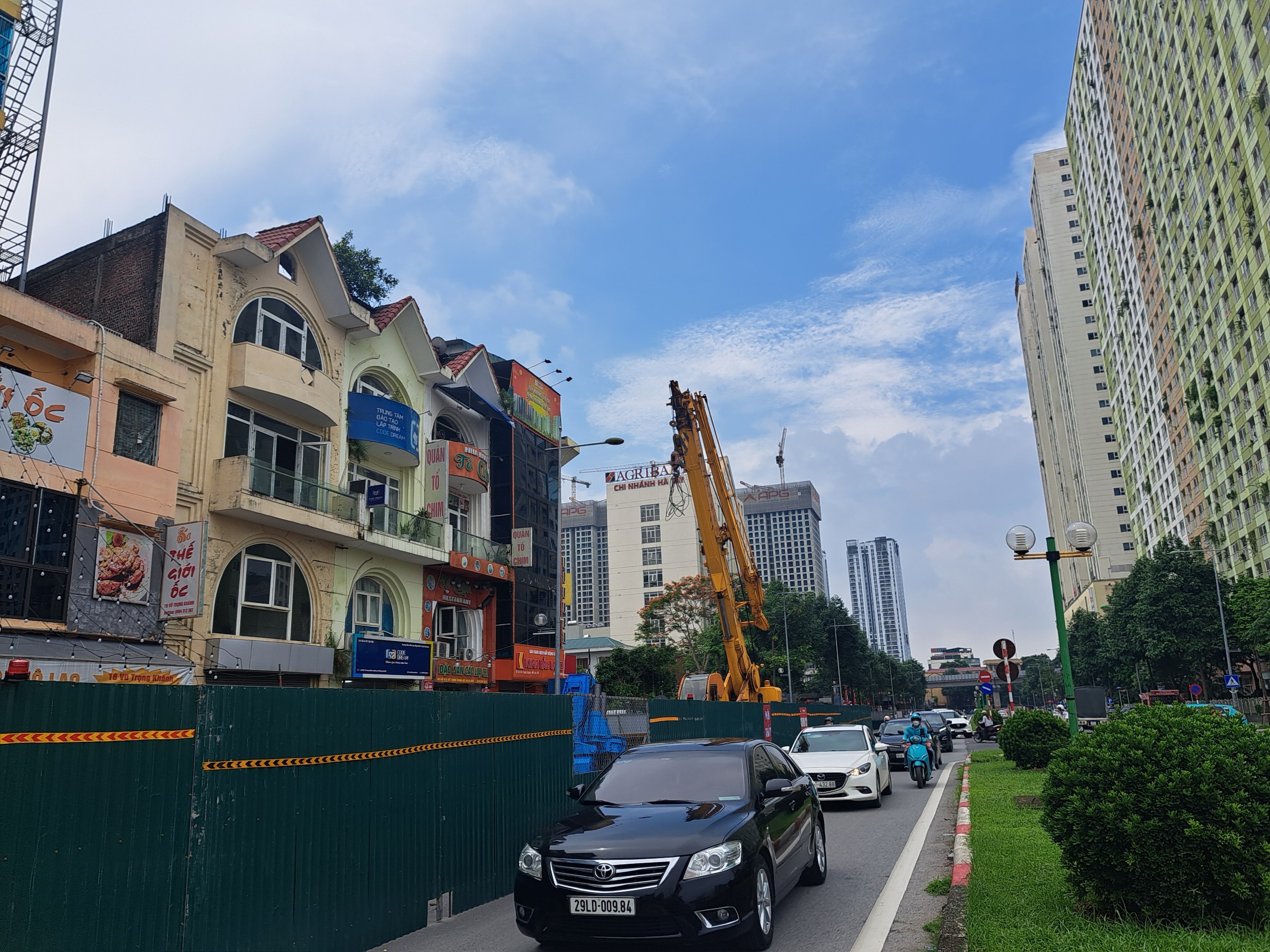 Nh&agrave; thầu r&agrave;o chắn đường, thi c&ocirc;ng cầm chừng, người d&acirc;n chật vật qua đường Vũ Trọng Kh&aacute;nh- Ảnh 1.