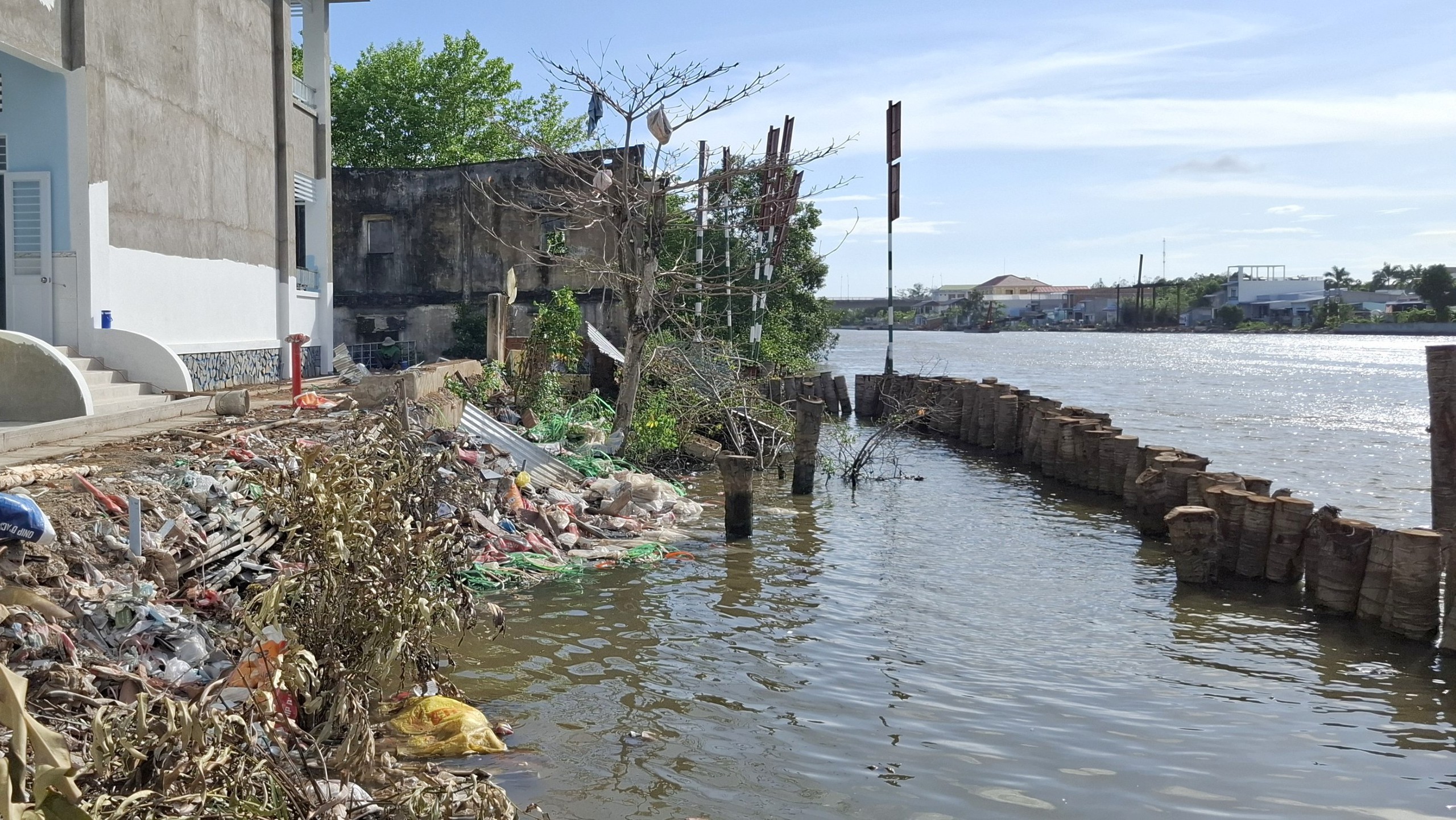 Sạt lở nghi&ecirc;m trọng ở Bạc Li&ecirc;u, h&agrave;ng chục hộ d&acirc;n bị ảnh hưởng- Ảnh 1.