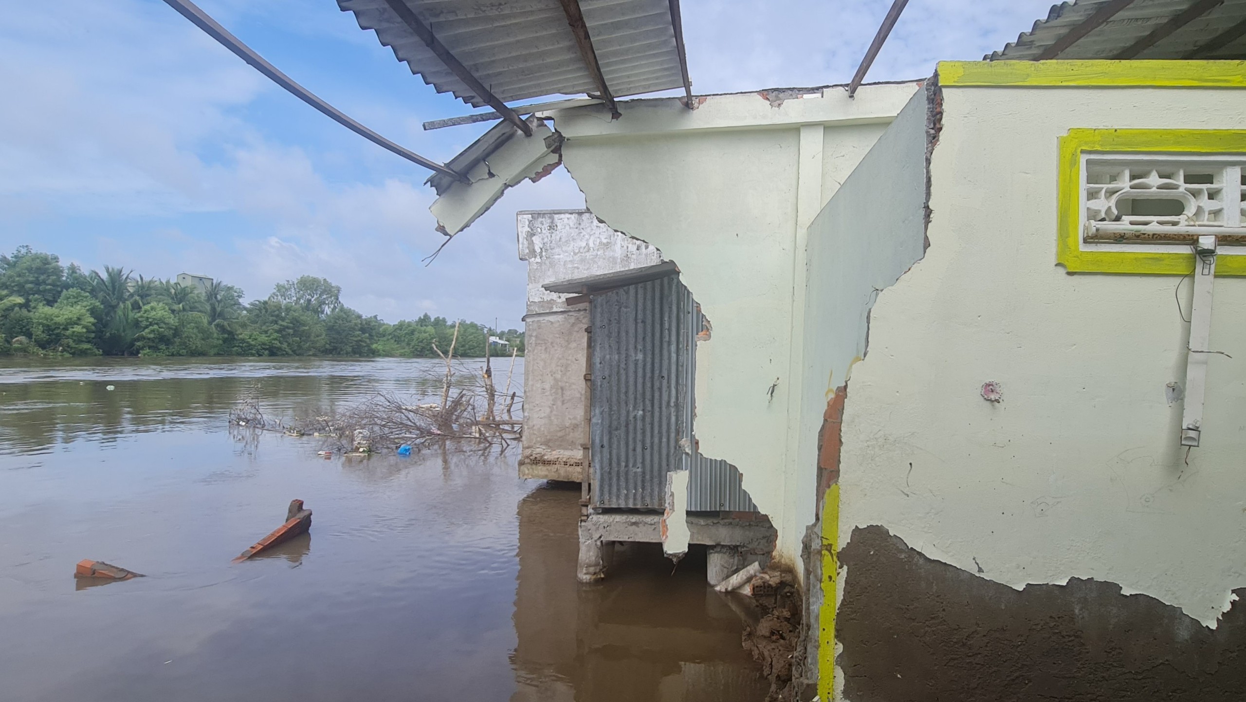 Sạt lở nghi&ecirc;m trọng ở Bạc Li&ecirc;u, h&agrave;ng chục hộ d&acirc;n bị ảnh hưởng- Ảnh 2.