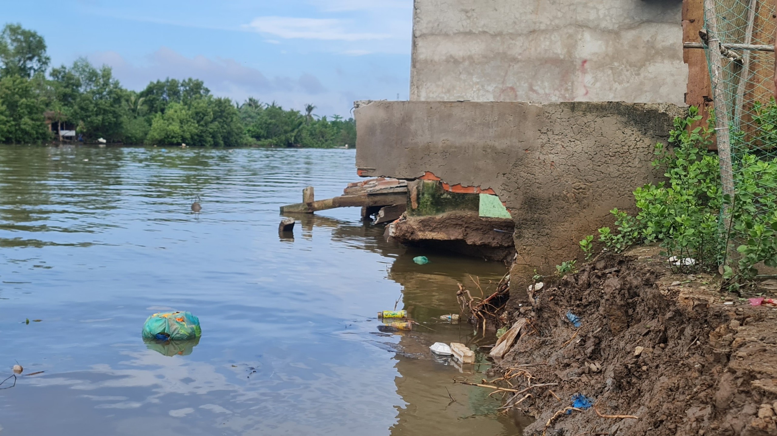 Sạt lở nghi&ecirc;m trọng ở Bạc Li&ecirc;u, h&agrave;ng chục hộ d&acirc;n bị ảnh hưởng- Ảnh 3.