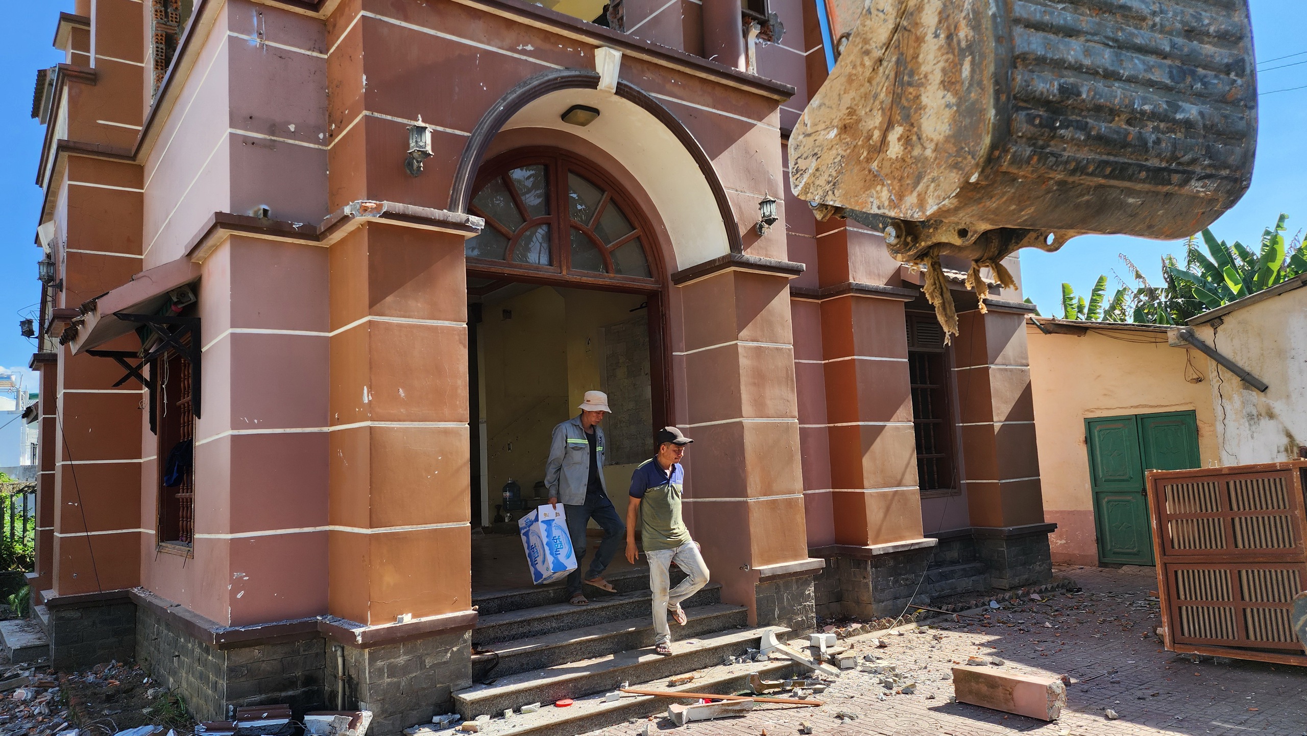 Cận cảnh gia chủ th&aacute;o dỡ căn biệt thự nhường đất l&agrave;m cao tốc- Ảnh 6.