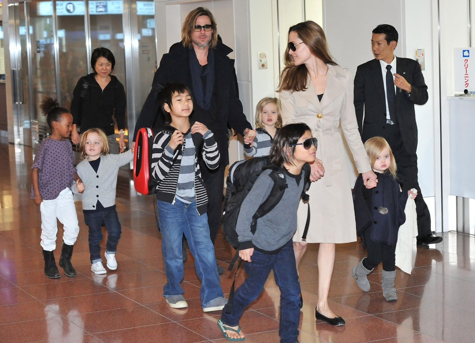 Brad Pitt l&agrave; người cha tồi hay Angelina Jolie l&agrave; người mẹ quỷ qu&aacute;i?- Ảnh 1.