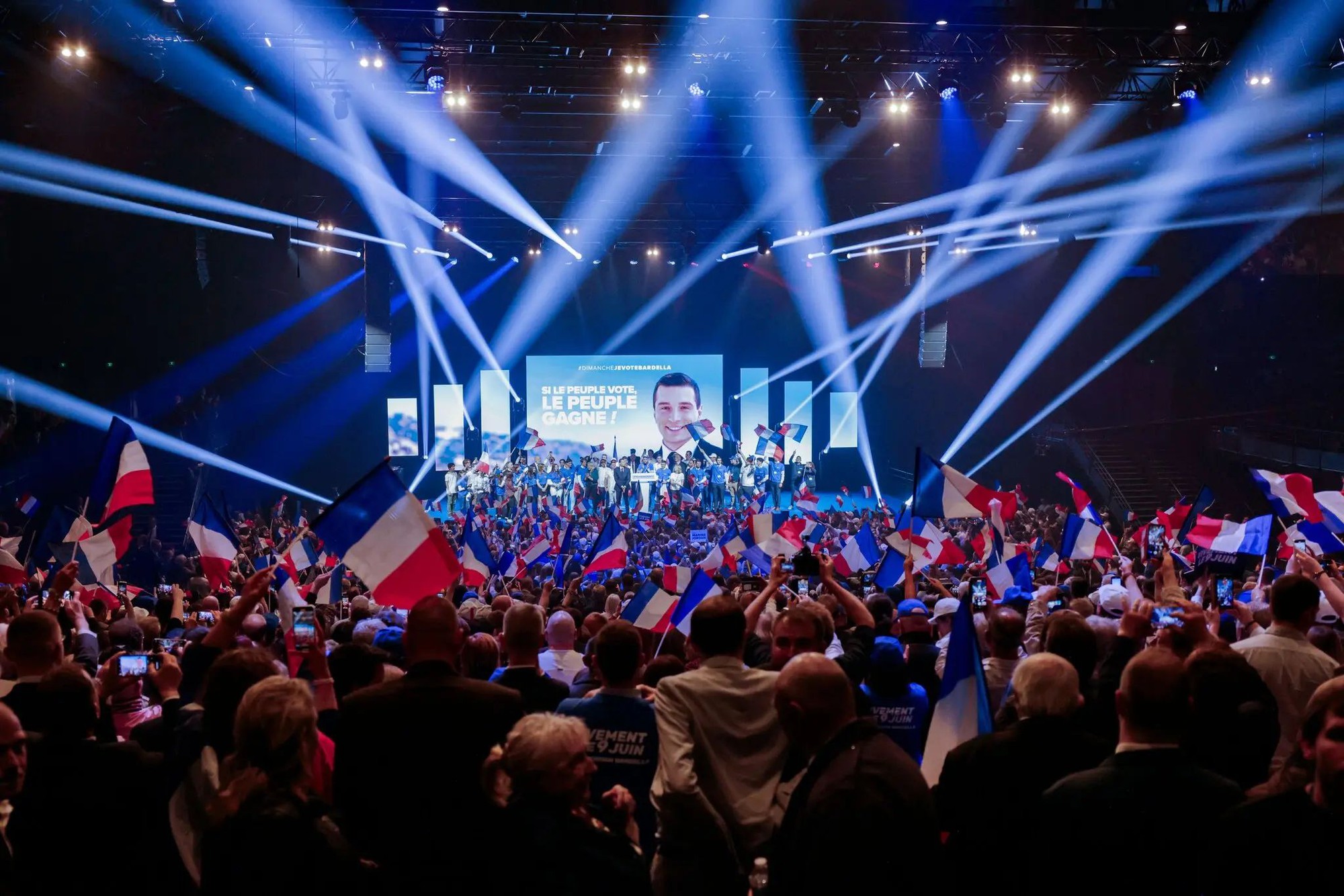 Ch&acirc;n dung ch&iacute;nh trị gia trẻ tuổi khiến ch&iacute;nh trường Ph&aacute;p chao đảo- Ảnh 1.